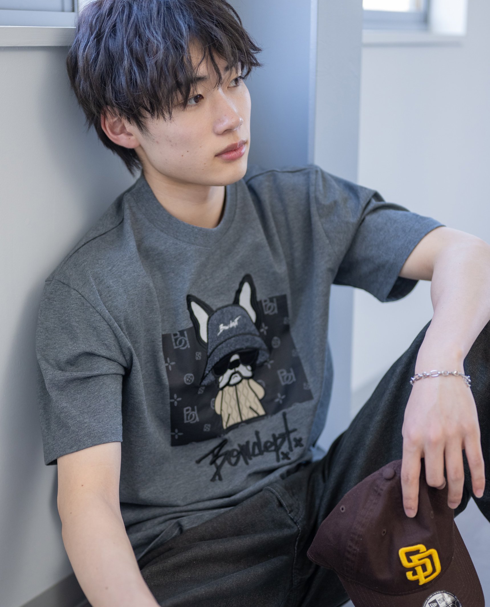 YEVS 【Bow dept】胸半身刺しゅうTシャツ【ユニセックス】 イーブス トップス カットソー・Tシャツ ブラック ホワイト グレー