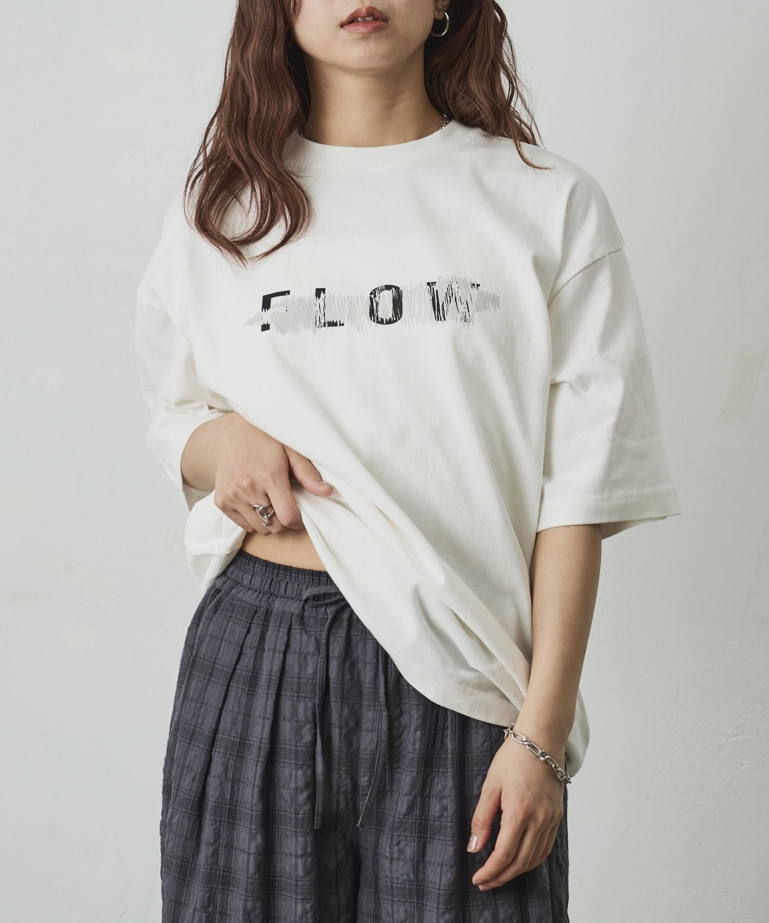 スクラッチロゴTシャツ コロニー トゥーワンスリーナイン トップス カットソー・Tシャツ ホワイト ブラック