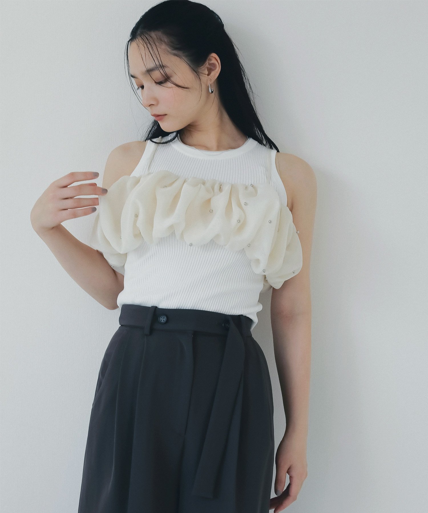 【SALE／60%OFF】eimy istoire シアースタッズキャミ エイミーイストワール トップス キャミソール ホワイト ブラック【送料無料】