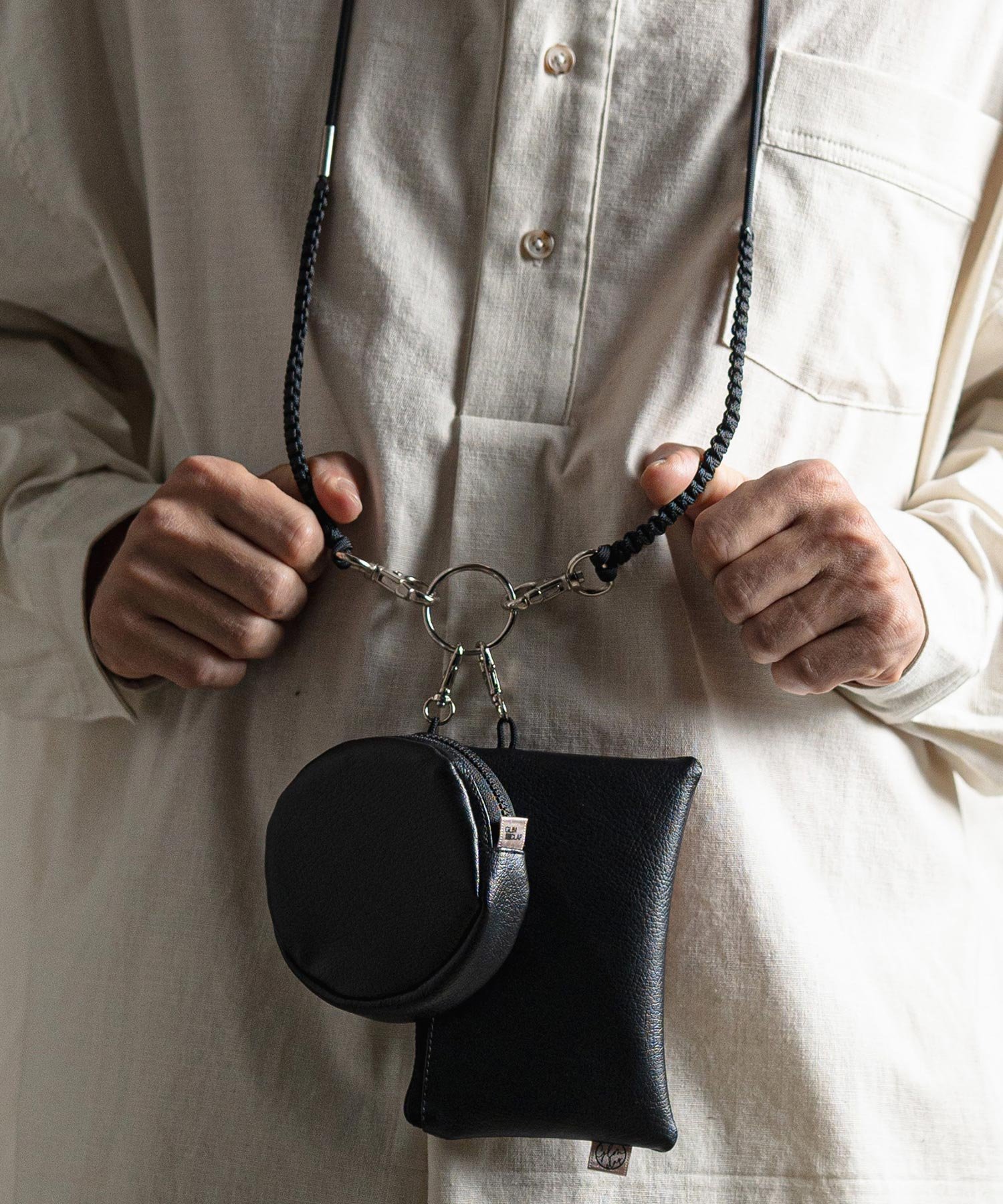 CAMBIO（カンビオ）mko12545- Differently shaped two-pieces pouch-circle & rectangle175cmB90-W73-H89靴26.5cmのモデルがFサイズを着用。フォルムとサイズの異なるポーチをセットにした2連ポーチ。用途に合わせて様々な小物が収納可能なユーティリティー性が魅力です。2つのポーチは全て取り外しが可能です。滑らかな表情の合成皮革を使用しています。※着用画像と商品単体画像で色が異なる場合がございます。※商品単体画像を実物により近づけております。型番：18-025-gls-cf-a-f NP0253【採寸】Fサイズ(丸型) 直径：10cm マチ：3cm(長方形) 縦：9cm 横：14cm 商品のサイズについて【商品詳細】素材：表地：PVC-100%　　裏地：ポリエステル-100%サイズ：Free※画面上と実物では多少色具合が異なって見える場合もございます。ご了承ください。商品のカラーについて 【予約商品について】 ※「先行予約販売中」「予約販売中」をご注文の際は予約商品についてをご確認ください。■重要なお知らせ※ 当店では、ギフト配送サービス及びラッピングサービスを行っておりません。ラッピング・ギフト配送について同時に複数の商品を注文された場合メーカー希望小売価格についてご利用ガイドCAMBIO（カンビオ）mko12545- Differently shaped two-pieces pouch-circle & rectangle175cmB90-W73-H89靴26.5cmのモデルがFサイズを着用。フォルムとサイズの異なるポーチをセットにした2連ポーチ。用途に合わせて様々な小物が収納可能なユーティリティー性が魅力です。2つのポーチは全て取り外しが可能です。滑らかな表情の合成皮革を使用しています。※着用画像と商品単体画像で色が異なる場合がございます。※商品単体画像を実物により近づけております。型番：18-025-gls-cf-a-f NP0253【採寸】Fサイズ(丸型) 直径：10cm マチ：3cm(長方形) 縦：9cm 横：14cm 商品のサイズについて【商品詳細】素材：表地：PVC-100%　　裏地：ポリエステル-100%サイズ：Free※画面上と実物では多少色具合が異なって見える場合もございます。ご了承ください。商品のカラーについて