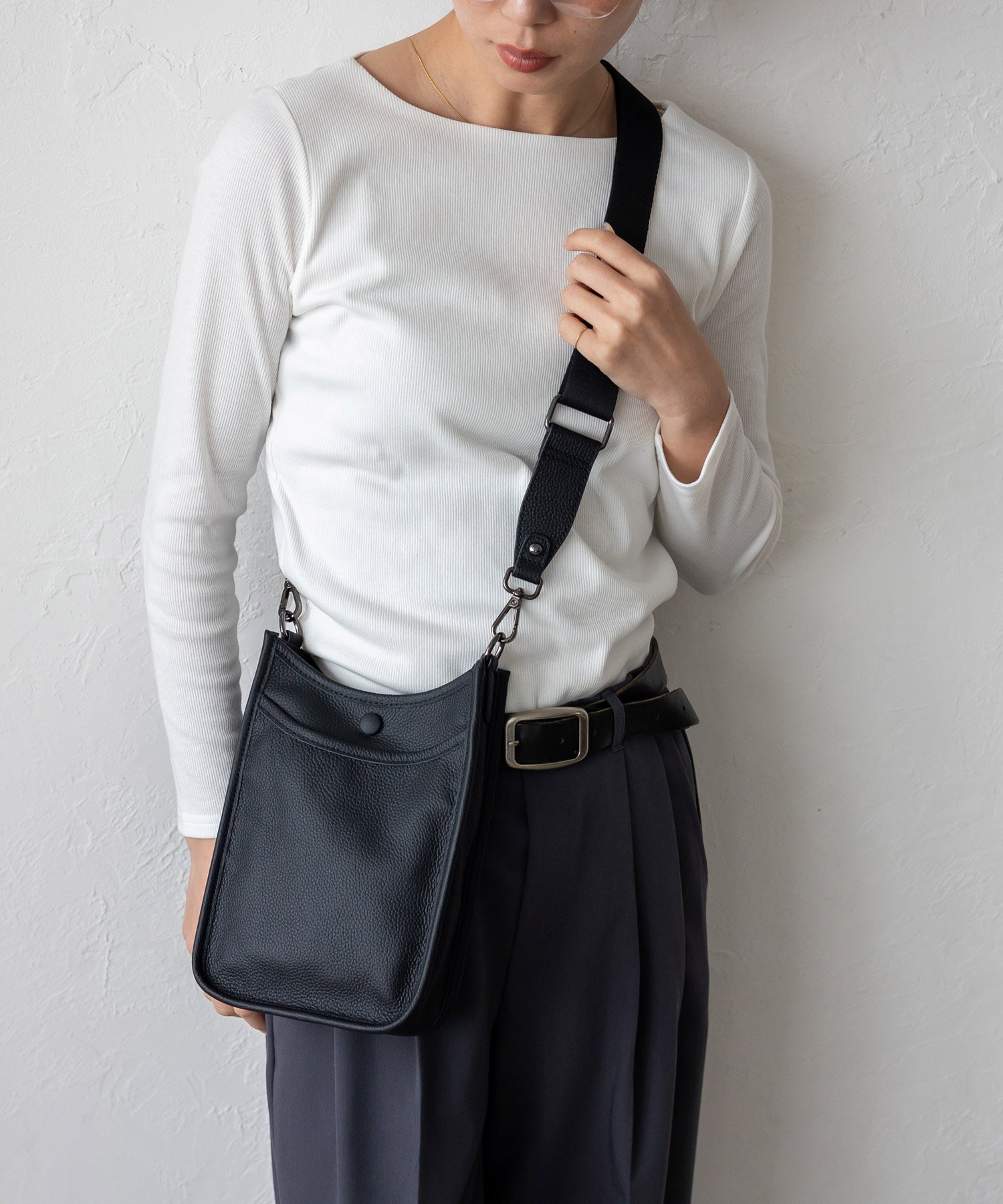 【SALE／38%OFF】Depral 本革ミニショルダーバッグ レディース メンズ 斜め掛け スマホショルダー ミニバッグ ヴィータフェリーチェ バッグ ショルダーバッグ ブラック【送料無料】