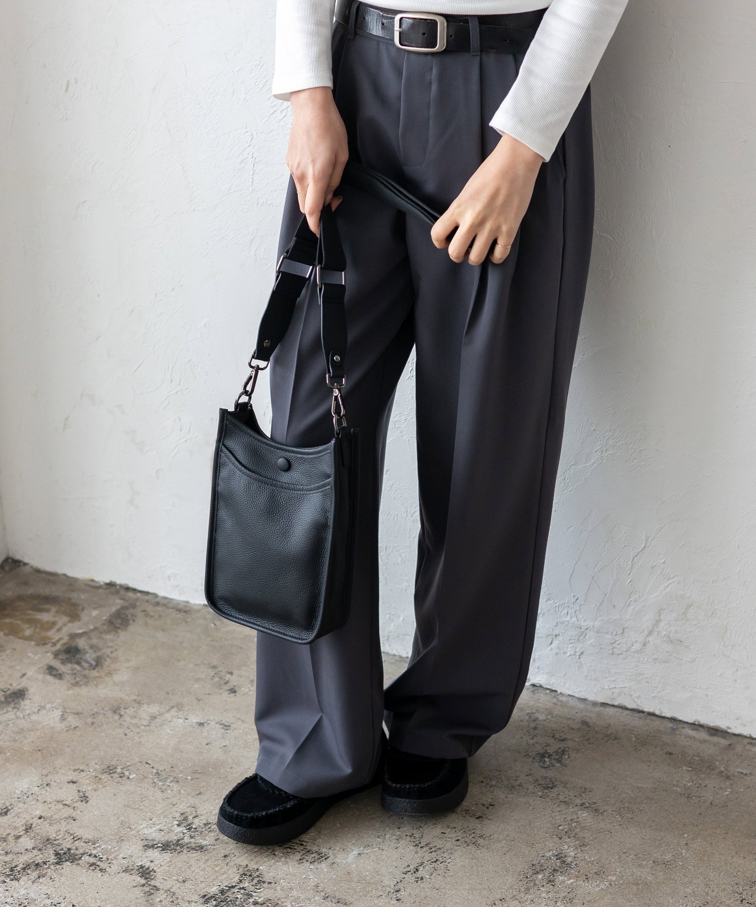 【SALE／38%OFF】Depral 本革ミニショルダーバッグ レディース メンズ 斜め掛け スマホショルダー ミニバッグ ヴィータフェリーチェ バッグ ショルダーバッグ ブラック【送料無料】