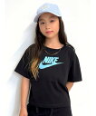 ROOKIE USA（ルーキーユーエスエー）キッズ(96-122cm) Tシャツ NIKE(ナイキ) SHORT SLEEVE GRAPHIC T-SHIRTロゴグラフィックのプリントTシャツ。レイヤードコーデにも映えるショート丈。バランスよくスタイリングすることができ、スポーツやトレーニングをはじめ、日常使いにも活躍します。肌触りの良い綿100%素材。[NIKE]型番：36J530-02-131 JT3254【採寸】サイズバスト着丈袖丈肩幅裾幅4 (96-104cm,3-4歳)72cm37cm10.5cm39cm35.5cm5 (104-110cm,4-5歳)73cm38.5cm11cm39.5cm36cm6 (110-116cm,5-6歳)78cm39.5cm11.5cm42cm39cm6X (116-122cm,6-7歳)81cm41.5cm12cm43cm41cm4(105cm)-----5(110cm)68cm38cm14cm34cm33cm6(115cm)-----6X(120cm)-----商品のサイズについて【商品詳細】ベトナムサイズ：4(96-104cm,3-4歳)、4(105cm)、5(110cm)、6(115cm)、6X(120cm)、5(104-110cm,4-5歳)、6(110-116cm,5-6歳)、6X(116-122cm,6-7歳)※画面上と実物では多少色具合が異なって見える場合もございます。ご了承ください。商品のカラーについて 【予約商品について】 ※「先行予約販売中」「予約販売中」をご注文の際は予約商品についてをご確認ください。ROOKIE USA（ルーキーユーエスエー）キッズ(96-122cm) Tシャツ NIKE(ナイキ) SHORT SLEEVE GRAPHIC T-SHIRTロゴグラフィックのプリントTシャツ。レイヤードコーデにも映えるショート丈。バランスよくスタイリングすることができ、スポーツやトレーニングをはじめ、日常使いにも活躍します。肌触りの良い綿100%素材。[NIKE]型番：36J530-02-131 JT3254【採寸】サイズバスト着丈袖丈肩幅裾幅4 (96-104cm,3-4歳)72cm37cm10.5cm39cm35.5cm5 (104-110cm,4-5歳)73cm38.5cm11cm39.5cm36cm6 (110-116cm,5-6歳)78cm39.5cm11.5cm42cm39cm6X (116-122cm,6-7歳)81cm41.5cm12cm43cm41cm4(105cm)-----5(110cm)68cm38cm14cm34cm33cm6(115cm)-----6X(120cm)-----商品のサイズについて【商品詳細】ベトナムサイズ：4(96-104cm,3-4歳)、4(105cm)、5(110cm)、6(115cm)、6X(120cm)、5(104-110cm,4-5歳)、6(110-116cm,5-6歳)、6X(116-122cm,6-7歳)※画面上と実物では多少色具合が異なって見える場合もございます。ご了承ください。商品のカラーについて 【予約商品について】 ※「先行予約販売中」「予約販売中」をご注文の際は予約商品についてをご確認ください。■重要なお知らせ※ 当店では、ギフト配送サービス及びラッピングサービスを行っておりません。ご注文者様とお届け先が違う場合でも、タグ（値札）付「納品書 兼 返品連絡票」同梱の状態でお送り致しますのでご了承ください。 ラッピング・ギフト配送について※ 2点以上ご購入の場合、全ての商品が揃い次第一括でのお届けとなります。お届け予定日の異なる商品をお買い上げの場合はご注意下さい。お急ぎの商品がございましたら分けてご購入いただきますようお願い致します。発送について ※ 買い物カートに入れるだけでは在庫確保されませんのでお早めに購入手続きをしてください。当店では在庫を複数サイトで共有しているため、同時にご注文があった場合、売切れとなってしまう事がございます。お手数ですが、ご注文後に当店からお送りする「ご注文内容の確認メール」をご確認ください。ご注文の確定について ※ Rakuten Fashionの商品ページに記載しているメーカー希望小売価格は、楽天市場「商品価格ナビ」に登録されている価格に準じています。 商品の価格についてROOKIE USAROOKIE USAのカットソー・Tシャツトップスご注文・お届けについて発送ガイドラッピンググッズ3,980円以上送料無料ご利用ガイド