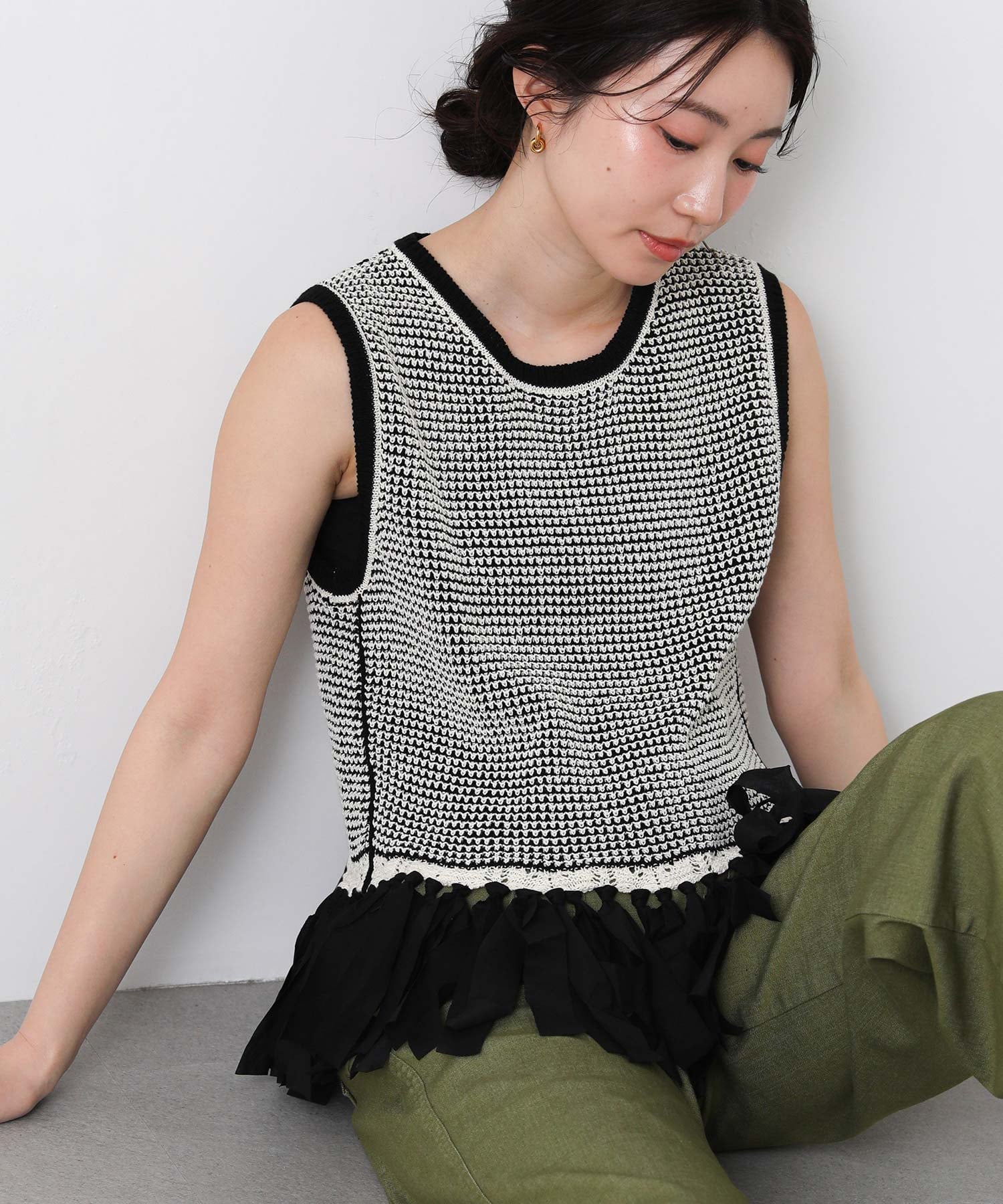 Gready Brilliant（グレディブリリアン）Gready Brilliant/(W)1_フリンジJQノースリ【CHIGNON（シニヨン）】から、フリンジデザインがトレンドライクなニットをセレクト。身頃は窮屈感がなく、気になる体のラインが響きにくいジャガード編み。裾のフリンジデザインは、気になる腰まわりを程よくカバーもしてくれるます。1枚で着用するのはもちろん、Tシャツやブラウスに重ねたレイヤードコーデも叶うトップス。ジャケットのインナーとしても着用するのもオススメ◎【CHIGNON/シニヨン】“今欲しい服、今着たい服”“CLOTHINGFOREVERYDAYLIFE”大人の女性の気分や価値観に寄り添った、日常に彩りを加えるワードローブを提案するブランド。**************************透け感：透けない伸縮性：あり生地の厚さ：普通裏地：なしポケット：なし**************************【GreadyBrilliant】「ほどよい存在感」を大切にする大人の女性のためのセレクトショップ。【商品の色みについて】※着用画像は撮影状況、光の当たり具合で色みが違って見える場合がございます。モデル身長：162cm 着用サイズ:フリー型番：SE458427001-073-FRE RX3255【採寸】サイズバストウエスト裾周り肩幅着丈フリー87.0cm89.0cm104.0cm37.0cm58.0cm商品のサイズについて【商品詳細】中国素材：本体:コットン100%別布:コットン100%サイズ：フリー手洗い可※画面上と実物では多少色具合が異なって見える場合もございます。ご了承ください。商品のカラーについてGready Brilliant（グレディブリリアン）Gready Brilliant/(W)1_フリンジJQノースリ【CHIGNON（シニヨン）】から、フリンジデザインがトレンドライクなニットをセレクト。身頃は窮屈感がなく、気になる体のラインが響きにくいジャガード編み。裾のフリンジデザインは、気になる腰まわりを程よくカバーもしてくれるます。1枚で着用するのはもちろん、Tシャツやブラウスに重ねたレイヤードコーデも叶うトップス。ジャケットのインナーとしても着用するのもオススメ◎【CHIGNON/シニヨン】“今欲しい服、今着たい服”“CLOTHINGFOREVERYDAYLIFE”大人の女性の気分や価値観に寄り添った、日常に彩りを加えるワードローブを提案するブランド。**************************透け感：透けない伸縮性：あり生地の厚さ：普通裏地：なしポケット：なし**************************【GreadyBrilliant】「ほどよい存在感」を大切にする大人の女性のためのセレクトショップ。【商品の色みについて】※着用画像は撮影状況、光の当たり具合で色みが違って見える場合がございます。モデル身長：162cm 着用サイズ:フリー型番：SE458427001-073-FRE RX3255【採寸】サイズバストウエスト裾周り肩幅着丈フリー87.0cm89.0cm104.0cm37.0cm58.0cm商品のサイズについて【商品詳細】中国素材：本体:コットン100%別布:コットン100%サイズ：フリー手洗い可※画面上と実物では多少色具合が異なって見える場合もございます。ご了承ください。商品のカラーについて