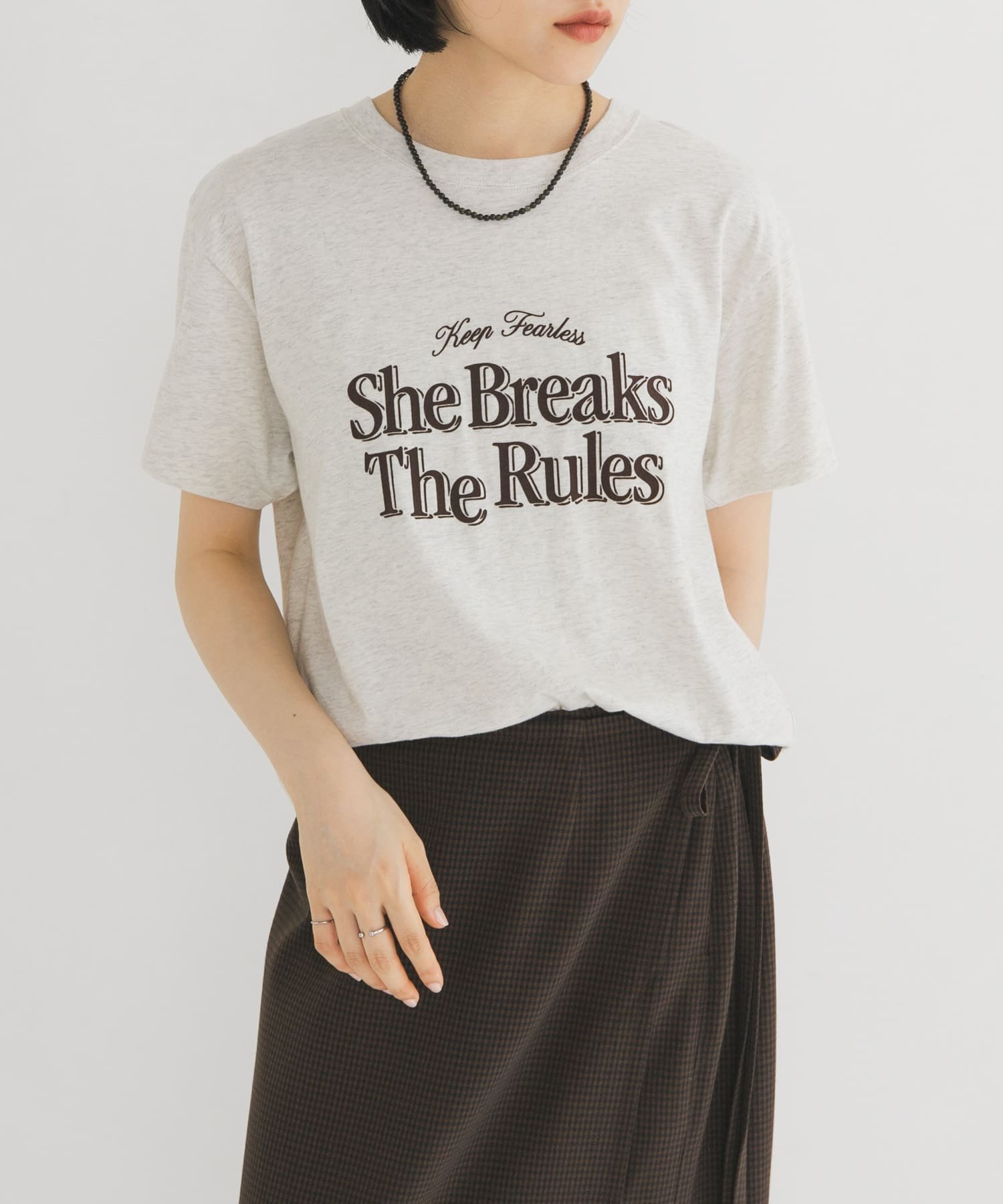 KBF フロッキーロゴTEE ケービーエフ トップス カットソー・Tシャツ ホワイト グレー