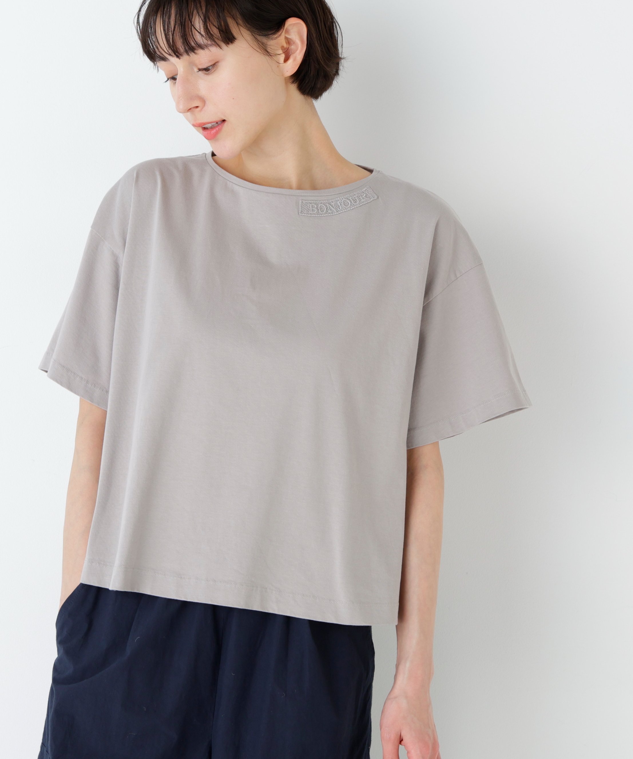 human woman 《洗える》Bonjour刺繍モチーフTシャツ ヒューマン ウーマン トップス カットソー・Tシャツ グレー ホワイト