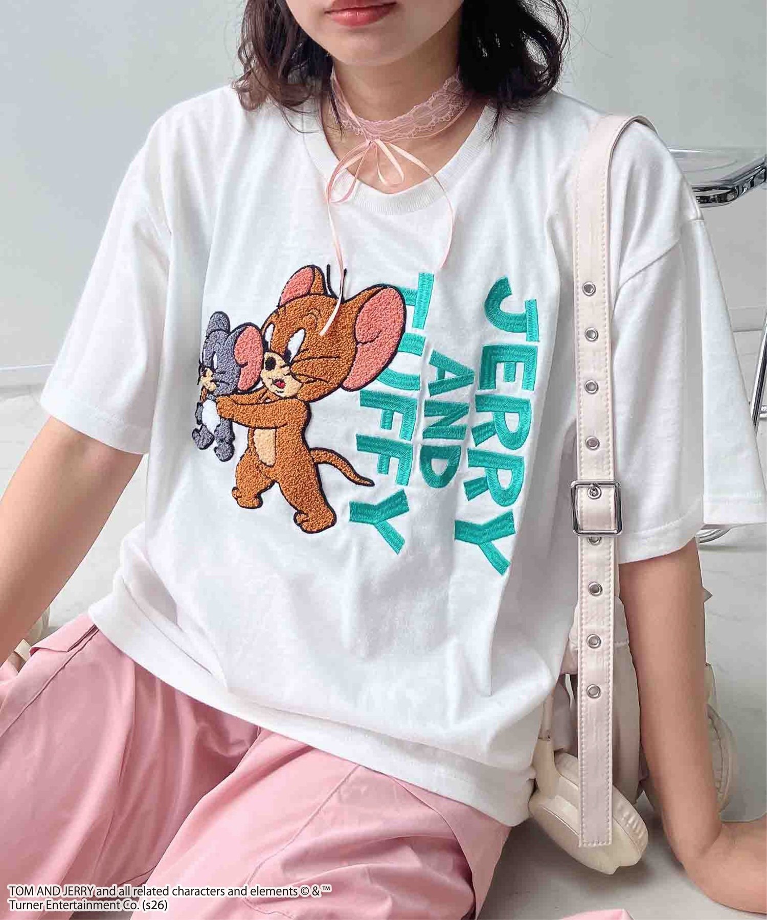 AS KNOW AS plus ○トムとジェリー刺繍Tシャツ【TOM and JERRY】(アクリルキーホルダー付き) アズノゥアズプラス トップス カットソー・Tシャツ ホワイト グレー ピンク