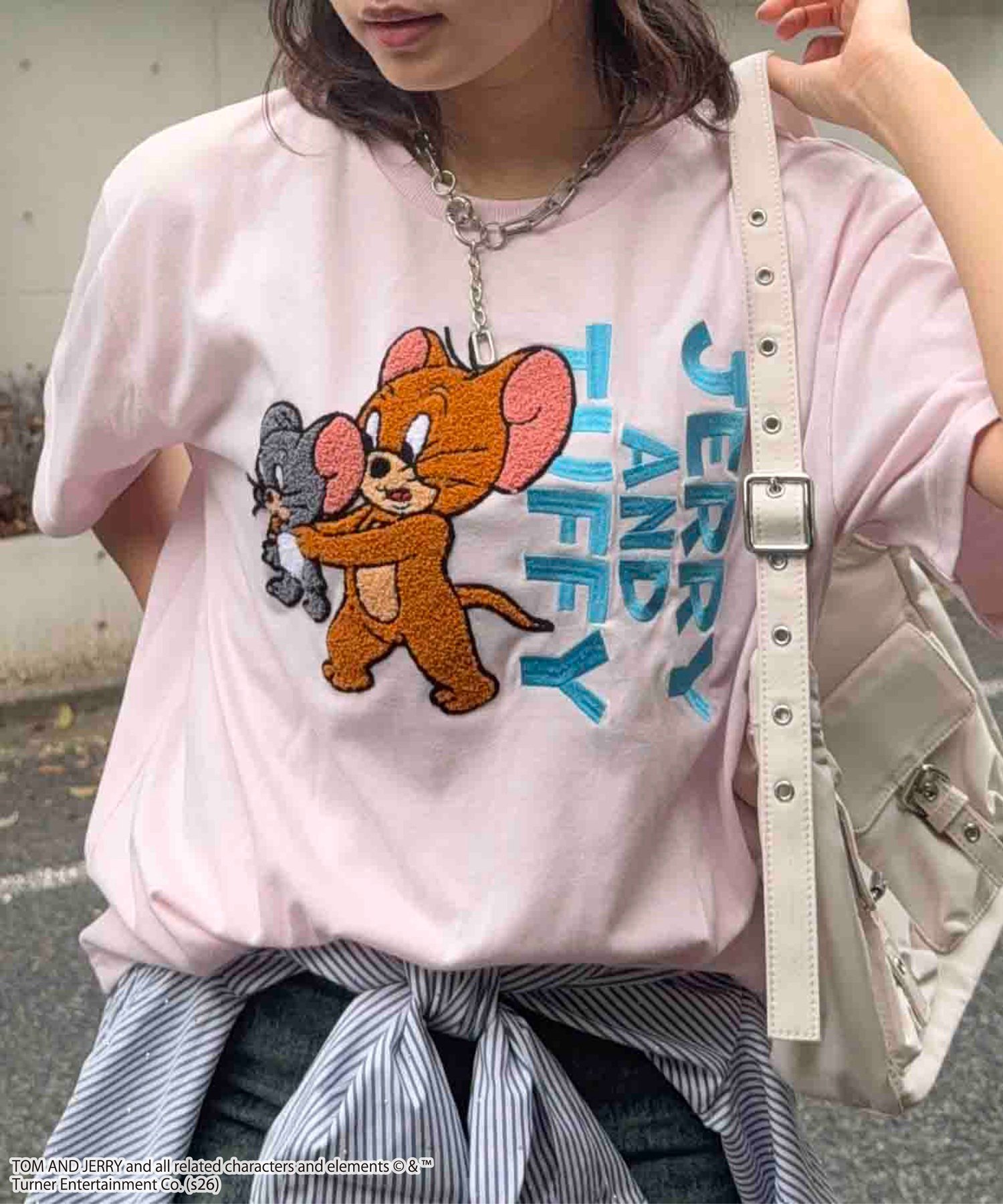 ○トムとジェリー刺繍Tシャツ【TOM and JERRY】(アクリルキーホルダー付き) アズノゥアズプラス トップス カットソー・Tシャツ ホワイト グレー ピンク