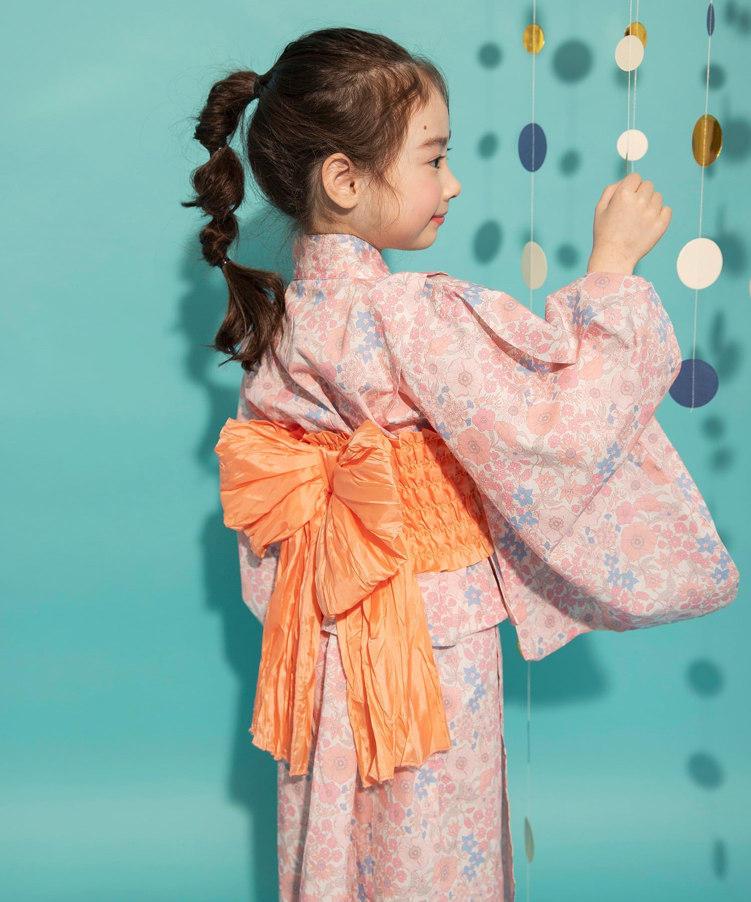 ブランシェス（ブランシェス）【WEB限定】2WAYセパレート浴衣夏を楽しむ！着付けが簡単で、キャミワンピースとしても使える！2WAY浴衣♪■商品ポイント・セパレートタイプの浴衣なので　キャミワンピースのみで、普段着としも着用していただけます・シャーリングリボンがポイントカラーになった　目を惹くデザインです・リボンはゴム仕様ですっぽり被れるので　お着換えも楽です！・綿100％素材で着心地が良いです（帯除く）・夕涼み会やお祭りに◎●あじさい柄優しいアイボリーのベースカラーにピンクを基調とした大きなあじさいが目を惹くデザイン●ピンクボタニカル柄ブランシェスらしく、優しい色合いのボタニカル柄です和柄のイメージのある浴衣ですが、洋風な雰囲気も感じる一味違ったデザイン●椿×ストライプ柄大きな赤椿の柄が目を惹きつけますレトロな赤椿の可愛らしさのなかに少しスラッとした印象のストライプが織り交ざって絶妙なバランスのデザインです●花火柄ちょっぴりお姉さんなネイビーのベースカラーに夏らしい花火柄を合わせた上品なデザイン■サイズ展開（対応サイズ）Mサイズ：100cmー110cmLサイズ：110cmー120cmLLサイズ：120cmー130cm※本商品はWEB限定商品です-----伸縮性：なし※モデル着用写真についてはイメージの為、実際の　商品とカラーや仕様が異なる場合がございますので、　商品画像をご覧ください。※商品の色味につきまして、お客様のお使いのPCの　モニター環境により実際のカラーと画像の色味が　違って見える場合が御座います。　予めご了承の上、ご注文下さい。※店頭・外での撮影画像は光の加減で、　実際の商品より明るく見える場合が御座います。型番：14-6288-899-31-25 RN5259【採寸】サイズ【上衣】着丈胸回り背肩幅袖丈袖口巾【ワンピース】総丈胸周り(伸ばし寸)上前身巾肩紐長さ(上がり寸)【帯】帯丈帯上りリボン布長さリボン布巾M39cm86cm35cm27.5cm16.5cm75.5cm84cm35cm26.5cm14.5cm19cm120cm40cmL41cm90cm37cm30cm17.5cm85cm88cm36cm29cm15.5cm21cm120cm40cmLL43.5cm94cm39cm34cm18cm94.5cm92cm37cm31.5cm16.5cm23cm120cm40cm商品のサイズについて【商品詳細】中国製素材：本体:綿100%　帯:ポリエステル100%　サイズ：M、L、LL※画面上と実物では多少色具合が異なって見える場合もございます。ご了承ください。商品のカラーについてブランシェス（ブランシェス）【WEB限定】2WAYセパレート浴衣夏を楽しむ！着付けが簡単で、キャミワンピースとしても使える！2WAY浴衣♪■商品ポイント・セパレートタイプの浴衣なので　キャミワンピースのみで、普段着としも着用していただけます・シャーリングリボンがポイントカラーになった　目を惹くデザインです・リボンはゴム仕様ですっぽり被れるので　お着換えも楽です！・綿100％素材で着心地が良いです（帯除く）・夕涼み会やお祭りに◎●あじさい柄優しいアイボリーのベースカラーにピンクを基調とした大きなあじさいが目を惹くデザイン●ピンクボタニカル柄ブランシェスらしく、優しい色合いのボタニカル柄です和柄のイメージのある浴衣ですが、洋風な雰囲気も感じる一味違ったデザイン●椿×ストライプ柄大きな赤椿の柄が目を惹きつけますレトロな赤椿の可愛らしさのなかに少しスラッとした印象のストライプが織り交ざって絶妙なバランスのデザインです●花火柄ちょっぴりお姉さんなネイビーのベースカラーに夏らしい花火柄を合わせた上品なデザイン■サイズ展開（対応サイズ）Mサイズ：100cmー110cmLサイズ：110cmー120cmLLサイズ：120cmー130cm※本商品はWEB限定商品です-----伸縮性：なし※モデル着用写真についてはイメージの為、実際の　商品とカラーや仕様が異なる場合がございますので、　商品画像をご覧ください。※商品の色味につきまして、お客様のお使いのPCの　モニター環境により実際のカラーと画像の色味が　違って見える場合が御座います。　予めご了承の上、ご注文下さい。※店頭・外での撮影画像は光の加減で、　実際の商品より明るく見える場合が御座います。型番：14-6288-899-31-25 RN5259【採寸】サイズ【上衣】着丈胸回り背肩幅袖丈袖口巾【ワンピース】総丈胸周り(伸ばし寸)上前身巾肩紐長さ(上がり寸)【帯】帯丈帯上りリボン布長さリボン布巾M39cm86cm35cm27.5cm16.5cm75.5cm84cm35cm26.5cm14.5cm19cm120cm40cmL41cm90cm37cm30cm17.5cm85cm88cm36cm29cm15.5cm21cm120cm40cmLL43.5cm94cm39cm34cm18cm94.5cm92cm37cm31.5cm16.5cm23cm120cm40cm商品のサイズについて【商品詳細】中国製素材：本体:綿100%　帯:ポリエステル100%　サイズ：M、L、LL※画面上と実物では多少色具合が異なって見える場合もございます。ご了承ください。商品のカラーについて