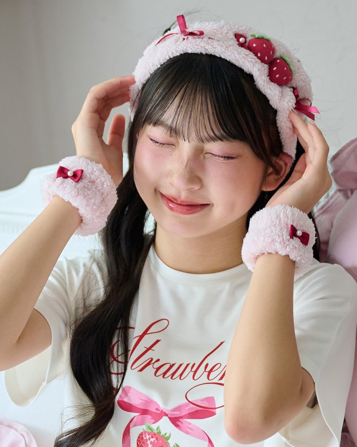 NARUMIYA ONLINE（ナルミヤオンライン）アソート柄ヘアバンド×リストバンドセット【MEZZO PIANO ROOM】大好きな“かわいい”に囲まれて過ごす、特別なおうち時間をイメージしたルームラインです。お部屋でのリラックスタイムはもちろん、推し活やおうちカフェなど、自分だけの「好き」を楽しむ時間にもぴったりなアイテムをお届けします♪リラックスタイムや洗顔、スキンケアの時間にぴったりな、ふんわり柔らかなヘアバンド＆リストバンドセットです。ピンクはイチゴとリボン、オフホワイトとブラウンはくま耳＆ハートドーナツとアソートデザインになっています。お友達とおそろいで楽しんだり、同じシリーズのアイテムと合わせたりして、おうち時間をかわいく彩ってくれます♪型番：8163412-11-01 SF5259【採寸】サイズヘアバンド　H×Wリストバンド　H×WF6×245×9商品のサイズについて【商品詳細】中国素材：ヘアバンド:ポリエステルリストバンド:ポリエステルサイズ：F洗濯方法は商品タグをご確認ください※画面上と実物では多少色具合が異なって見える場合もございます。ご了承ください。商品のカラーについてNARUMIYA ONLINE（ナルミヤオンライン）アソート柄ヘアバンド×リストバンドセット【MEZZO PIANO ROOM】大好きな“かわいい”に囲まれて過ごす、特別なおうち時間をイメージしたルームラインです。お部屋でのリラックスタイムはもちろん、推し活やおうちカフェなど、自分だけの「好き」を楽しむ時間にもぴったりなアイテムをお届けします♪リラックスタイムや洗顔、スキンケアの時間にぴったりな、ふんわり柔らかなヘアバンド＆リストバンドセットです。ピンクはイチゴとリボン、オフホワイトとブラウンはくま耳＆ハートドーナツとアソートデザインになっています。お友達とおそろいで楽しんだり、同じシリーズのアイテムと合わせたりして、おうち時間をかわいく彩ってくれます♪型番：8163412-11-01 SF5259【採寸】サイズヘアバンド　H×Wリストバンド　H×WF6×245×9商品のサイズについて【商品詳細】中国素材：ヘアバンド:ポリエステルリストバンド:ポリエステルサイズ：F洗濯方法は商品タグをご確認ください※画面上と実物では多少色具合が異なって見える場合もございます。ご了承ください。商品のカラーについて
