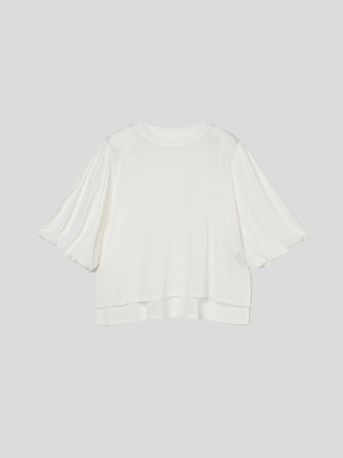 three dots（スリードッツ）Tint jersey blouse tee絶妙なシアー感でクリーンに着こなせるカットソー。トレンドのシアー素材ですが、程よい透け感のため着こなしやすく、一枚合わせることで透明感を得られます。袖を二重にしたデザインで、ブラウス風のボリューム感がポイント。＊濃色はシアー感が目立ちません。型番：TJ1001Y-001-02 KE9261【採寸】サイズバスト肩幅袖丈着丈(総丈)S110cm38cm33cm58.5cm商品のサイズについて【商品詳細】日本素材：綿100%サイズ：S※画面上と実物では多少色具合が異なって見える場合もございます。ご了承ください。商品のカラーについて 【予約商品について】 ※「先行予約販売中」「予約販売中」をご注文の際は予約商品についてをご確認ください。three dots（スリードッツ）Tint jersey blouse tee絶妙なシアー感でクリーンに着こなせるカットソー。トレンドのシアー素材ですが、程よい透け感のため着こなしやすく、一枚合わせることで透明感を得られます。袖を二重にしたデザインで、ブラウス風のボリューム感がポイント。＊濃色はシアー感が目立ちません。型番：TJ1001Y-001-02 KE9261【採寸】サイズバスト肩幅袖丈着丈(総丈)S110cm38cm33cm58.5cm商品のサイズについて【商品詳細】日本素材：綿100%サイズ：S※画面上と実物では多少色具合が異なって見える場合もございます。ご了承ください。商品のカラーについて 【予約商品について】 ※「先行予約販売中」「予約販売中」をご注文の際は予約商品についてをご確認ください。■重要なお知らせ※ 当店では、ギフト配送サービス及びラッピングサービスを行っておりません。ご注文者様とお届け先が違う場合でも、タグ（値札）付「納品書 兼 返品連絡票」同梱の状態でお送り致しますのでご了承ください。 ラッピング・ギフト配送について※ 2点以上ご購入の場合、全ての商品が揃い次第一括でのお届けとなります。お届け予定日の異なる商品をお買い上げの場合はご注意下さい。お急ぎの商品がございましたら分けてご購入いただきますようお願い致します。発送について ※ 買い物カートに入れるだけでは在庫確保されませんのでお早めに購入手続きをしてください。当店では在庫を複数サイトで共有しているため、同時にご注文があった場合、売切れとなってしまう事がございます。お手数ですが、ご注文後に当店からお送りする「ご注文内容の確認メール」をご確認ください。ご注文の確定について ※ Rakuten Fashionの商品ページに記載しているメーカー希望小売価格は、楽天市場「商品価格ナビ」に登録されている価格に準じています。 商品の価格についてthree dotsthree dotsのカットソー・Tシャツトップスご注文・お届けについて発送ガイドラッピンググッズ3,980円以上送料無料ご利用ガイド