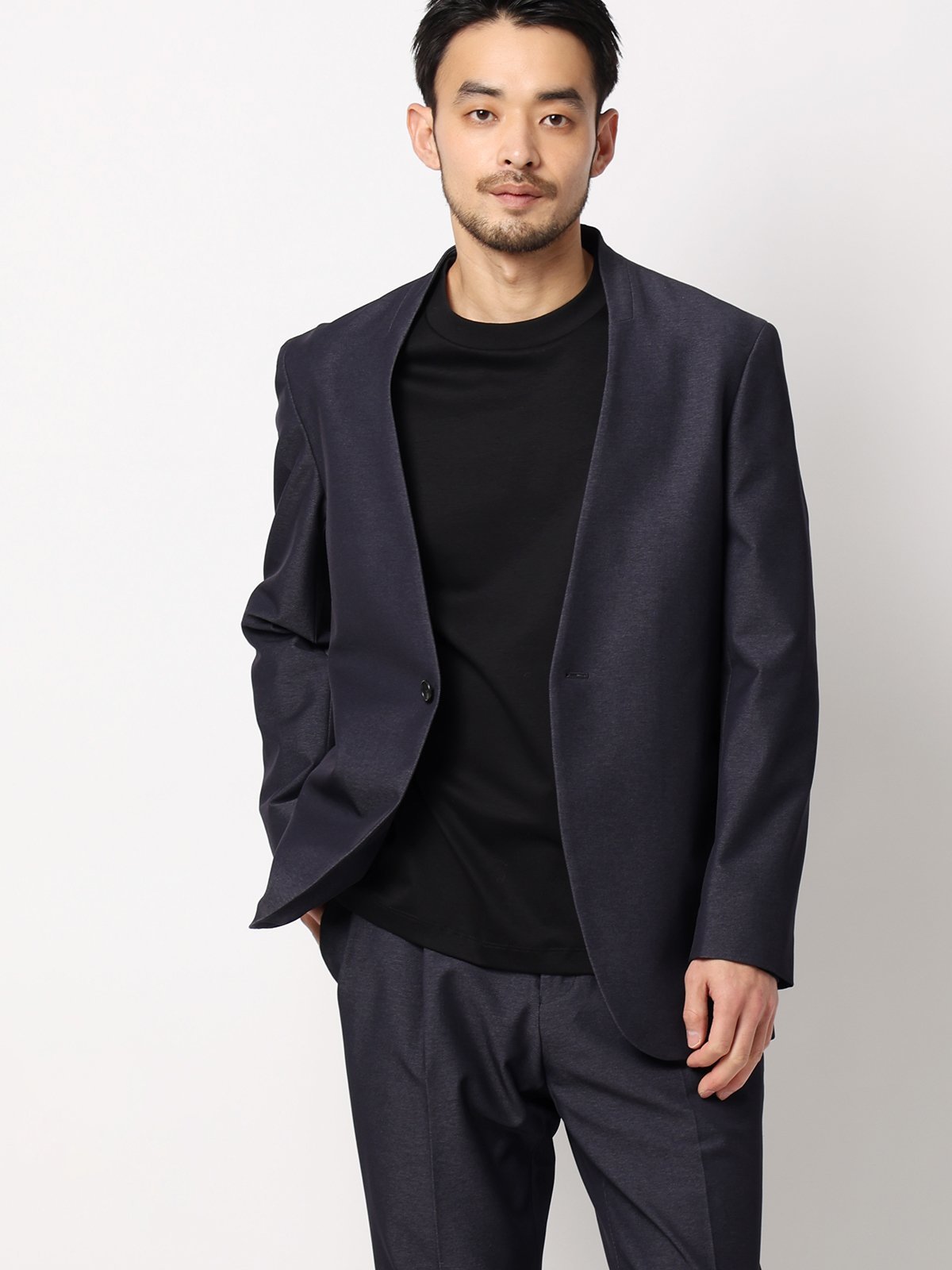 SUIT SQUARE（スーツ スクエア）スマみえジャケット ノーカラー ウォッシャブル ストレッチ CROSS MOVA「仕事服をもっとスマートに格好良く」そんな思いが生んだスマートにみえる「スマみえ」セットアップシリーズ男性2000人以上の約400箇所に渡る部位を計測したスキャンデータをもとに、理想のシルエットを追求しました。身体にフィットしてスマートにみえる“スマみえシルエット”をぜひ体感ください！　適度なカジュアル感ときちんと感を両立する、微光沢感のあるデニムライクジャケット。スタイリッシュな印象のノーカラーは、トレンド感ある程よくリラックスした着こなしに最適。高級感ある色合いでカジュアルさを抑え、洒落感たっぷりなセットアップとして着用出来ます。ビジネスマンに嬉しいストレッチ＆ウォッシャブル対応で実用性にも優れた1着です。スマートなサイズ展開に加えて、着こなしの幅が広がる"ワイドサイズ"もご用意しました。【モデル】SL02-N脇からウエストにかけてシェイプの効いた、すっきりスマートなシルエットのノーカラーモデル。スマみえならではの収まりのよい首元が、カジュアルになり過ぎずエレガントで大人な佇まい。スタイリッシュな印象の中にも、クラシカルでドレッシーな雰囲気も併せ持ったモデルです。【生地】タテヨコに伸縮し、アクティブな動きをサポートする「CROSSMOVA（クロスムーバ）」を使用したデニムライク素材。着用時のストレスを軽減＆アクティブな動きにもスムーズに対応◎　キックバック性に優れ生地のダレ感が出にくいため、清潔感のある着こなしが叶います。長時間の着用でもシワになりにくく、ご自宅でお手入れも簡単なファブリックです。【機能】ウォッシャブル／汚れてもご家庭で簡単にお洗濯が可能です。【ショップインブランド】　COMMUTECH（コミューテック）多様性や利便性（機能・ファッション性）、テレワークなど様々な切り口へフォーカスしたオフィススタイルコンテンツです。ビジネス　ビジネスカジュアル　オフィスカジュアル　オールシーズン＊セット着用可（パンツは別売りとなります。）パンツ：59552303A-DA【仕様】シングルブレスト／1つボタン／ノーカラー／Vネック／背抜き仕立て／筒袖／センターベント【モデル】SL02-N※モデルにより仕上がりサイズが異なります。下記のサイズ詳細を必ずご確認下さい。【洗濯表示】ドライクリーニング・家庭洗濯可《洗濯機可（ネット使用・弱水流）》モデル：180cmB89cmW70cmH91cm着用サイズ：L型番：59452303A-DA-21-SS RR3261【採寸】【SS】着丈68.0cm　バスト99.5cm　ウエスト86.7cm　肩幅42.6cm　袖丈56.5cm【S】着丈68.0cm　バスト101.5cm　ウエスト88.7cm　肩幅43.3cm　袖丈58.0cm【M】着丈71.0cm　バスト104.5cm　ウエスト91.7cm　肩幅44.3cm　袖丈59.5cm【L】着丈73.0cm　バスト106.5cm　ウエスト93.7cm　肩幅45.0cm　袖丈61.0cm【LL】着丈76.0cm　バスト109.5cm　ウエスト96.7cm　肩幅46.1cm　袖丈62.5cm【3L】着丈77.0cm　バスト112.5cm　ウエスト100.7cm　肩幅47.2cm　袖丈64.0cm【WM】着丈72.0cm　バスト107.5cm　ウエスト96.7cm　肩幅45.4cm　袖丈59.5cm【WL】着丈74.0cm　バスト111.5cm　ウエスト100.7cm　肩幅47.0cm　袖丈61.0cm【WLL】着丈77.0cm　バスト115.5cm　ウエスト104.7cm　肩幅48.6cm　袖丈62.5cm※商品の仕上がりサイズ（出来上がり寸法）は上記のサイズ表をご覧下さい。※同サイズまたは同一商品でも、生産の過程で1.0cmー2.0cm程度の個体差や着用感の違いが生じる場合がございます。※カラー名は管理用の表記となります。実際の商品の色味は商品画像をご確認ください。※商品画像はできる限り実際の色に近づけて掲載しておりますが、パソコン環境により色味に誤差が生じる場合がございます。予めご了承下さいませ。商品のサイズについて【商品詳細】インドネシア共和国素材：ナイロン80％／ポリエステル11％／ポリウレタン9％　裏地：ポリエステル100％サイズ：SS、S、M、L、LL、3L、WL、WM、W2※画面上と実物では多少色具合が異なって見える場合もございます。ご了承ください。商品のカラーについてSUIT SQUARE（スーツ スクエア）スマみえジャケット ノーカラー ウォッシャブル ストレッチ CROSS MOVA「仕事服をもっとスマートに格好良く」そんな思いが生んだスマートにみえる「スマみえ」セットアップシリーズ男性2000人以上の約400箇所に渡る部位を計測したスキャンデータをもとに、理想のシルエットを追求しました。身体にフィットしてスマートにみえる“スマみえシルエット”をぜひ体感ください！　適度なカジュアル感ときちんと感を両立する、微光沢感のあるデニムライクジャケット。スタイリッシュな印象のノーカラーは、トレンド感ある程よくリラックスした着こなしに最適。高級感ある色合いでカジュアルさを抑え、洒落感たっぷりなセットアップとして着用出来ます。ビジネスマンに嬉しいストレッチ＆ウォッシャブル対応で実用性にも優れた1着です。スマートなサイズ展開に加えて、着こなしの幅が広がる"ワイドサイズ"もご用意しました。【モデル】SL02-N脇からウエストにかけてシェイプの効いた、すっきりスマートなシルエットのノーカラーモデル。スマみえならではの収まりのよい首元が、カジュアルになり過ぎずエレガントで大人な佇まい。スタイリッシュな印象の中にも、クラシカルでドレッシーな雰囲気も併せ持ったモデルです。【生地】タテヨコに伸縮し、アクティブな動きをサポートする「CROSSMOVA（クロスムーバ）」を使用したデニムライク素材。着用時のストレスを軽減＆アクティブな動きにもスムーズに対応◎　キックバック性に優れ生地のダレ感が出にくいため、清潔感のある着こなしが叶います。長時間の着用でもシワになりにくく、ご自宅でお手入れも簡単なファブリックです。【機能】ウォッシャブル／汚れてもご家庭で簡単にお洗濯が可能です。【ショップインブランド】　COMMUTECH（コミューテック）多様性や利便性（機能・ファッション性）、テレワークなど様々な切り口へフォーカスしたオフィススタイルコンテンツです。ビジネス　ビジネスカジュアル　オフィスカジュアル　オールシーズン＊セット着用可（パンツは別売りとなります。）パンツ：59552303A-DA【仕様】シングルブレスト／1つボタン／ノーカラー／Vネック／背抜き仕立て／筒袖／センターベント【モデル】SL02-N※モデルにより仕上がりサイズが異なります。下記のサイズ詳細を必ずご確認下さい。【洗濯表示】ドライクリーニング・家庭洗濯可《洗濯機可（ネット使用・弱水流）》モデル：180cmB89cmW70cmH91cm着用サイズ：L型番：59452303A-DA-21-SS RR3261【採寸】【SS】着丈68.0cm　バスト99.5cm　ウエスト86.7cm　肩幅42.6cm　袖丈56.5cm【S】着丈68.0cm　バスト101.5cm　ウエスト88.7cm　肩幅43.3cm　袖丈58.0cm【M】着丈71.0cm　バスト104.5cm　ウエスト91.7cm　肩幅44.3cm　袖丈59.5cm【L】着丈73.0cm　バスト106.5cm　ウエスト93.7cm　肩幅45.0cm　袖丈61.0cm【LL】着丈76.0cm　バスト109.5cm　ウエスト96.7cm　肩幅46.1cm　袖丈62.5cm【3L】着丈77.0cm　バスト112.5cm　ウエスト100.7cm　肩幅47.2cm　袖丈64.0cm【WM】着丈72.0cm　バスト107.5cm　ウエスト96.7cm　肩幅45.4cm　袖丈59.5cm【WL】着丈74.0cm　バスト111.5cm　ウエスト100.7cm　肩幅47.0cm　袖丈61.0cm【WLL】着丈77.0cm　バスト115.5cm　ウエスト104.7cm　肩幅48.6cm　袖丈62.5cm※商品の仕上がりサイズ（出来上がり寸法）は上記のサイズ表をご覧下さい。※同サイズまたは同一商品でも、生産の過程で1.0cmー2.0cm程度の個体差や着用感の違いが生じる場合がございます。※カラー名は管理用の表記となります。実際の商品の色味は商品画像をご確認ください。※商品画像はできる限り実際の色に近づけて掲載しておりますが、パソコン環境により色味に誤差が生じる場合がございます。予めご了承下さいませ。商品のサイズについて【商品詳細】インドネシア共和国素材：ナイロン80％／ポリエステル11％／ポリウレタン9％　裏地：ポリエステル100％サイズ：SS、S、M、L、LL、3L、WL、WM、W2※画面上と実物では多少色具合が異なって見える場合もございます。ご了承ください。商品のカラーについて