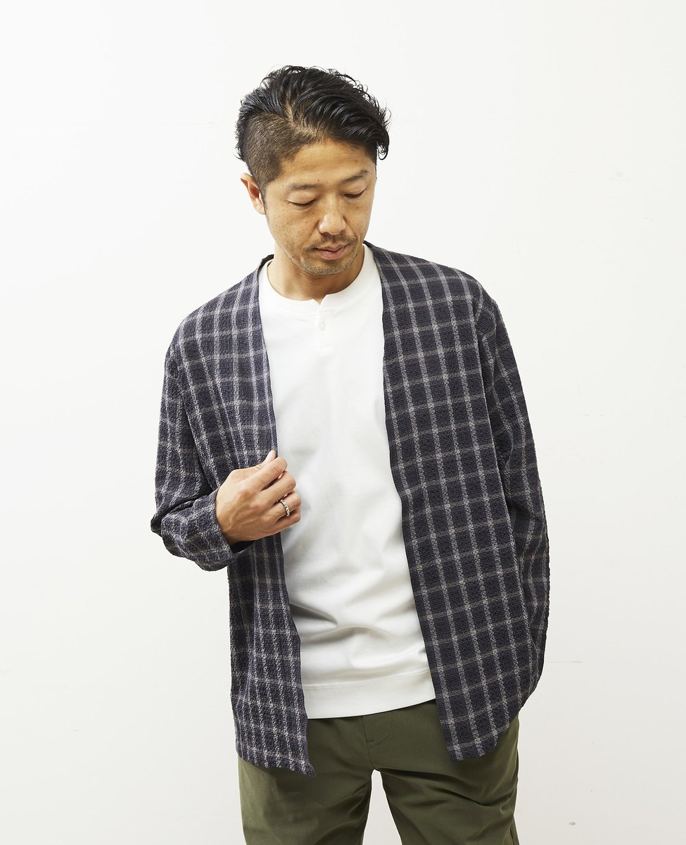 MEN'S MELROSE（メンズメルローズ）エアチェックサッカーボタンレスカーディガン軽い雰囲気でシャレ感のあるボタンレスデザイン。軽さを重視し、あえて手間のかかる切り込みポケット採用し、機能性も確保しています。＜素材について＞超軽量のシャーリング素材を使用しました。ふわっとしたシャーリング素材なので肌との接地面が少なく通気性抜群です。快適さを考慮し少しゆったりとしたシルエットでほどよいトレンド感のある仕上がりです。2＝S、3＝M、4＝L型番：A0443UPK013-02-2 MB0263【採寸】サイズ身幅肩幅着丈そで丈25445.667.555.2356477057.545848.472.559.8商品のサイズについて【商品詳細】日本素材：コットン97% ポリウレタン3%サイズ：2、3、4※画面上と実物では多少色具合が異なって見える場合もございます。ご了承ください。商品のカラーについてMEN'S MELROSE（メンズメルローズ）エアチェックサッカーボタンレスカーディガン軽い雰囲気でシャレ感のあるボタンレスデザイン。軽さを重視し、あえて手間のかかる切り込みポケット採用し、機能性も確保しています。＜素材について＞超軽量のシャーリング素材を使用しました。ふわっとしたシャーリング素材なので肌との接地面が少なく通気性抜群です。快適さを考慮し少しゆったりとしたシルエットでほどよいトレンド感のある仕上がりです。2＝S、3＝M、4＝L型番：A0443UPK013-02-2 MB0263【採寸】サイズ身幅肩幅着丈そで丈25445.667.555.2356477057.545848.472.559.8商品のサイズについて【商品詳細】日本素材：コットン97% ポリウレタン3%サイズ：2、3、4※画面上と実物では多少色具合が異なって見える場合もございます。ご了承ください。商品のカラーについて