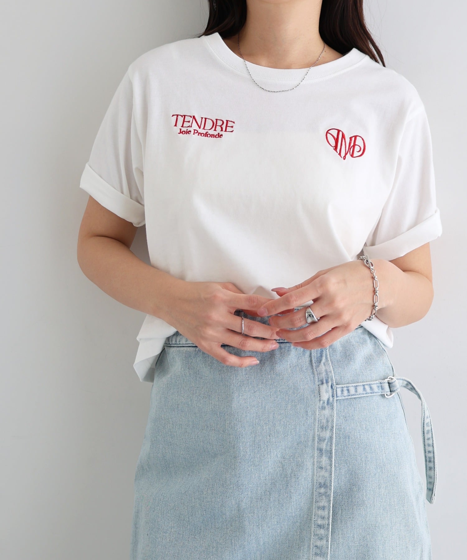 Freesia ロゴ エンブロイダリー ショート丈 半袖 Tシャツ Freesia フリージア アンドミー トップス カットソー・Tシャツ ピンク ホワイト ブラック
