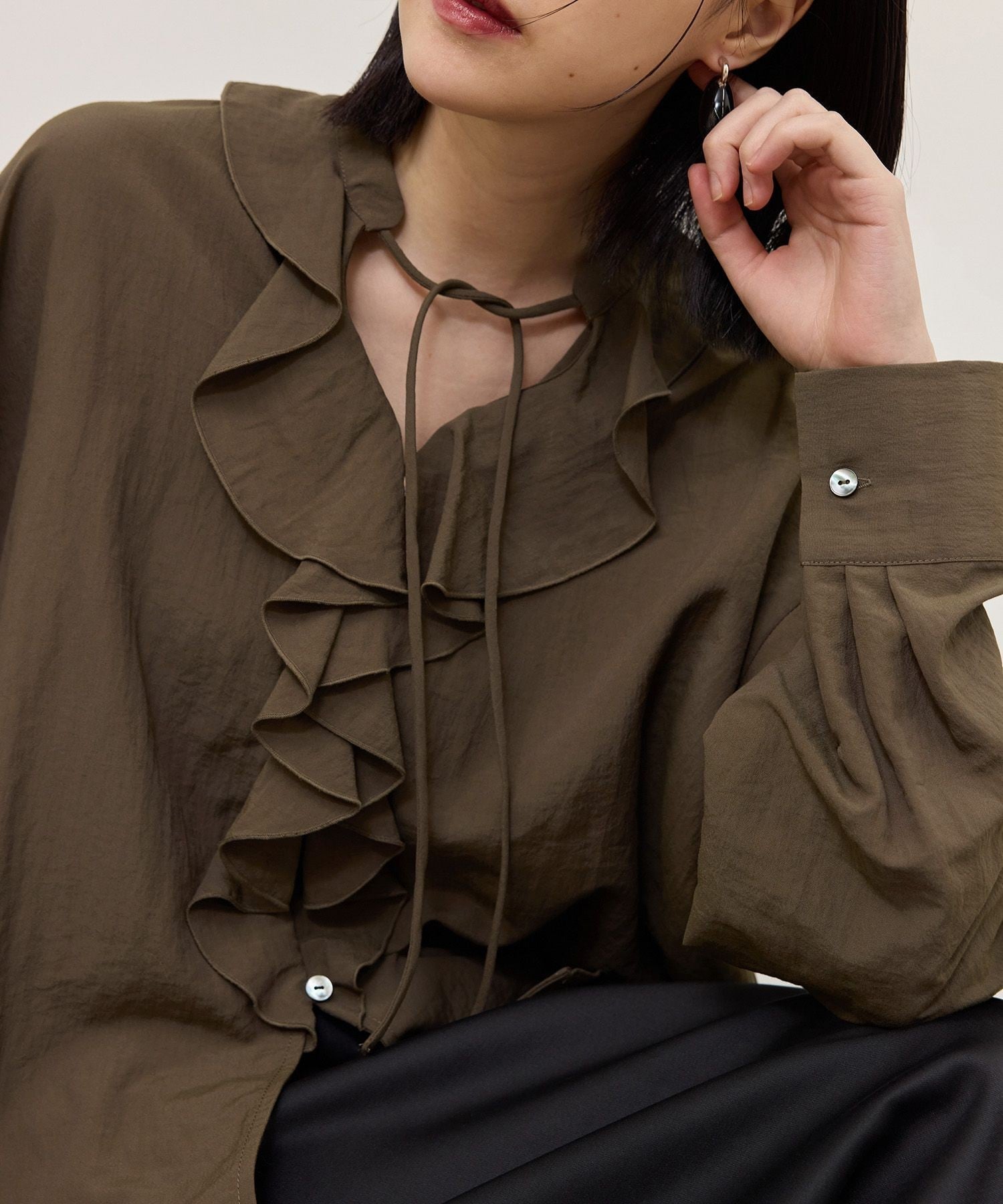 【WEB限定】ラッフルブラウス アダムエロペ トップス シャツ・ブラウス ブラック ホワイト カーキグリーン