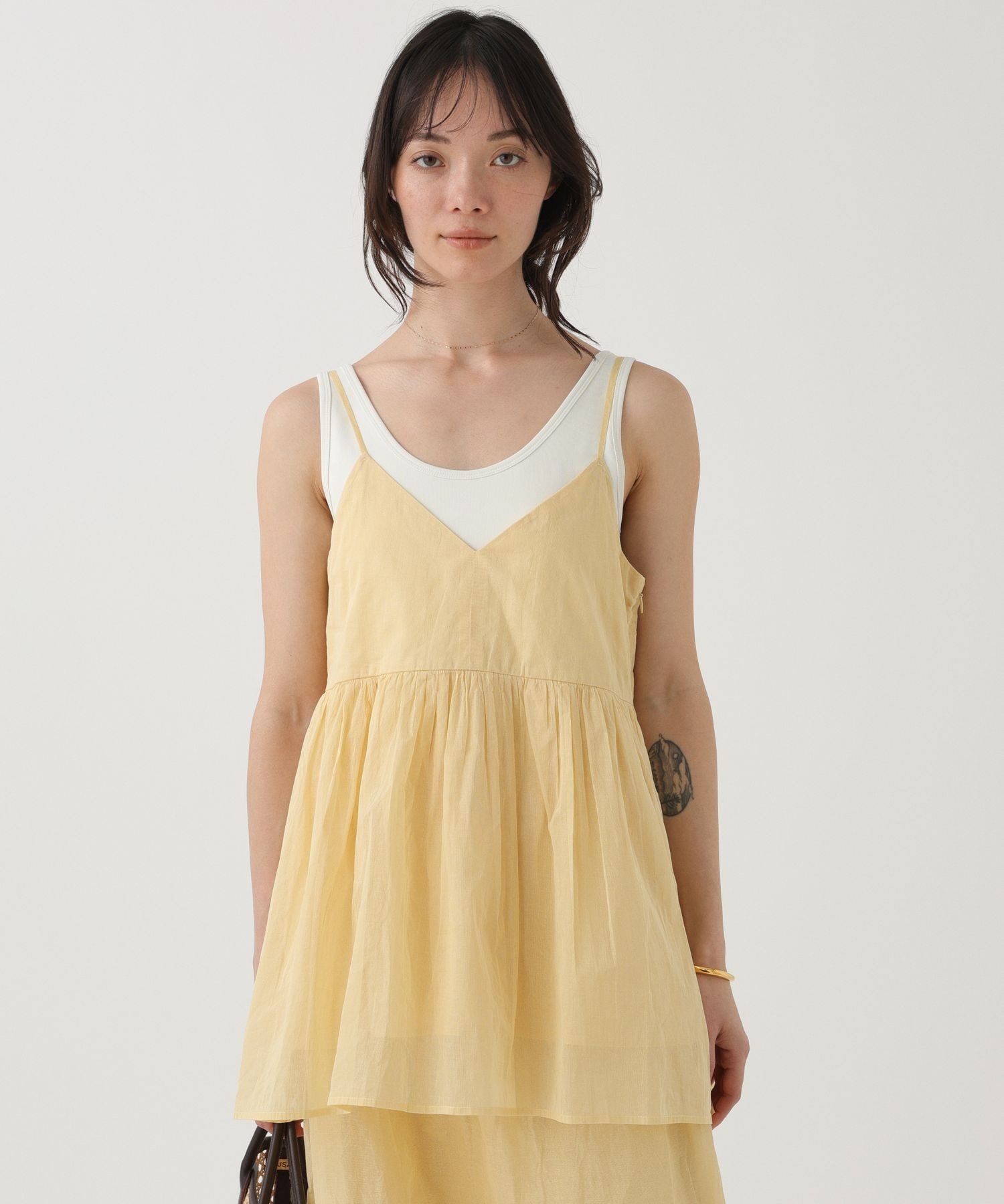 【MARILYN MOON】＜別注＞オーガンキャミ バビロン トップス シャツ・ブラウス イエロー ブラウン