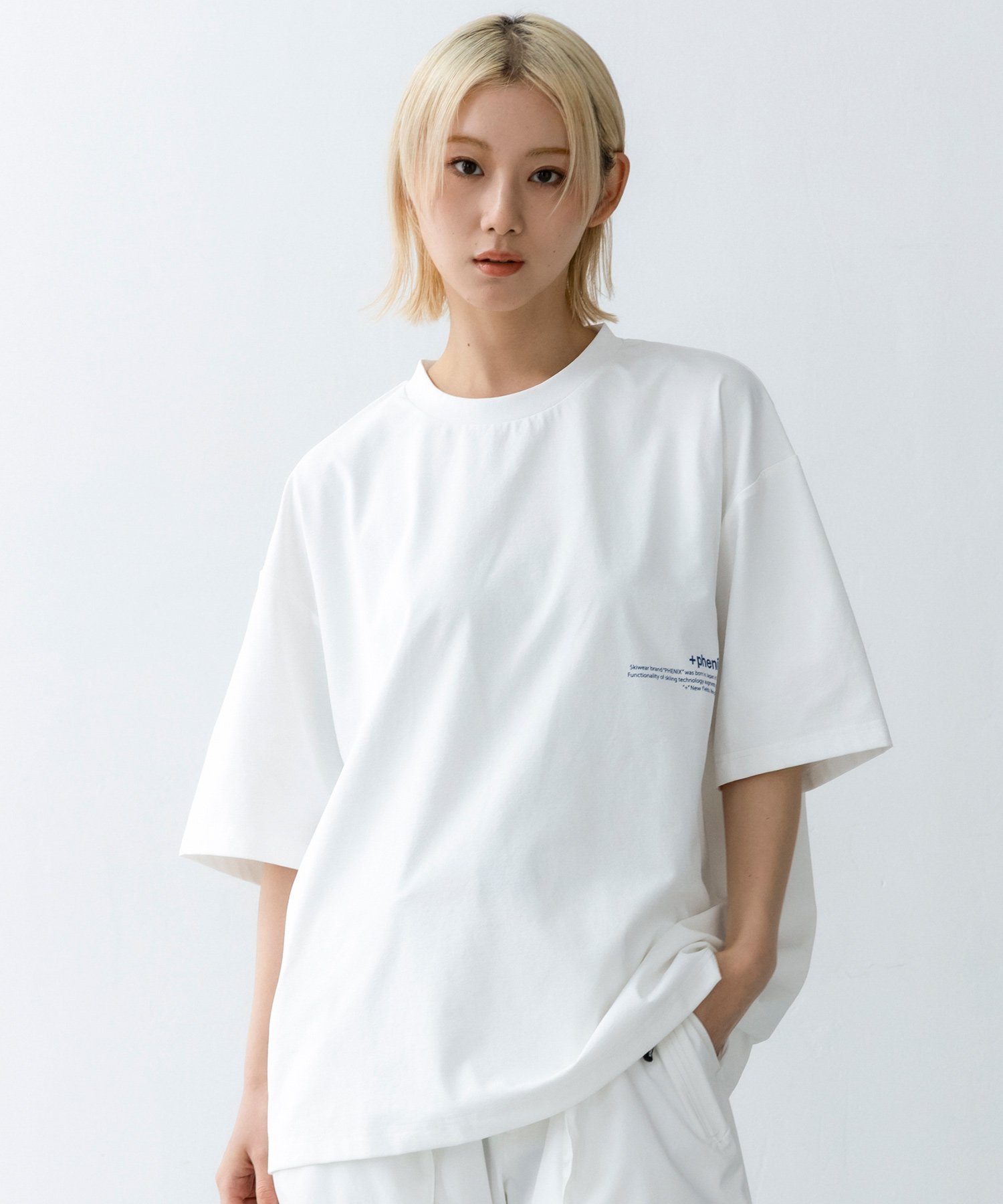+phenix +phenix プラスフェニックス Outlast(R) タイポグラフィ ショートスリーブTシャツ シフォン トップス カットソー・Tシャツ ブラック ホワイト グレー