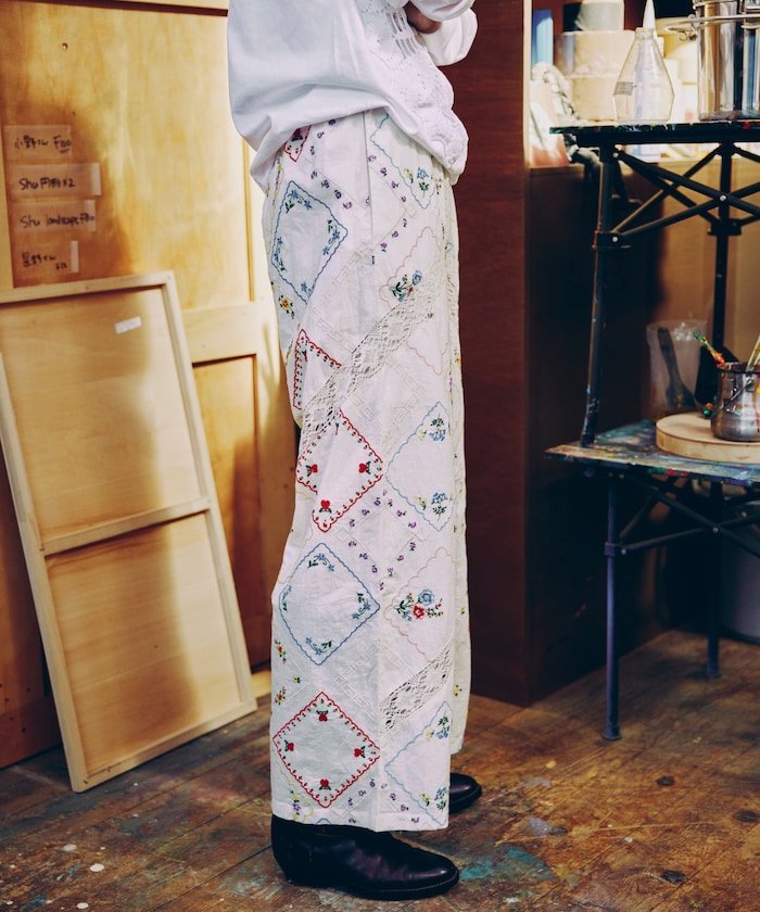 フラワーハンカチ刺繍パンツ フリークスストア パンツ その他のパンツ ブラック ホワイト