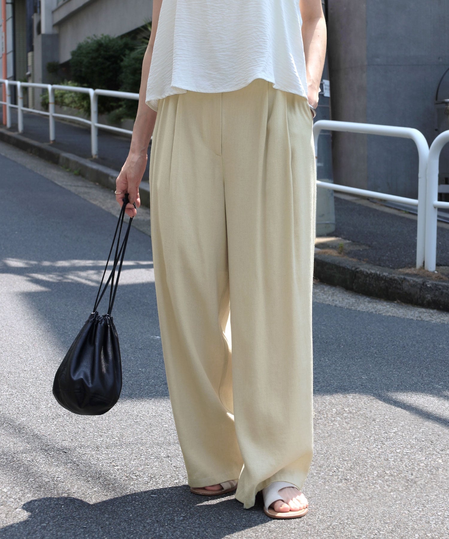 リネンライク タック ワイドパンツ アンドミー パンツ その他のパンツ ベージュ