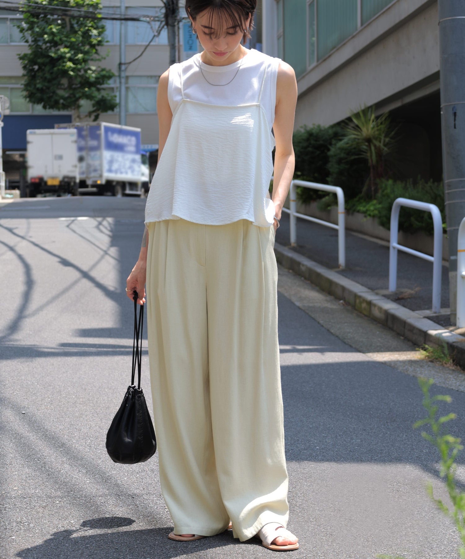 リネンライク タック ワイドパンツ アンドミー パンツ その他のパンツ ベージュ