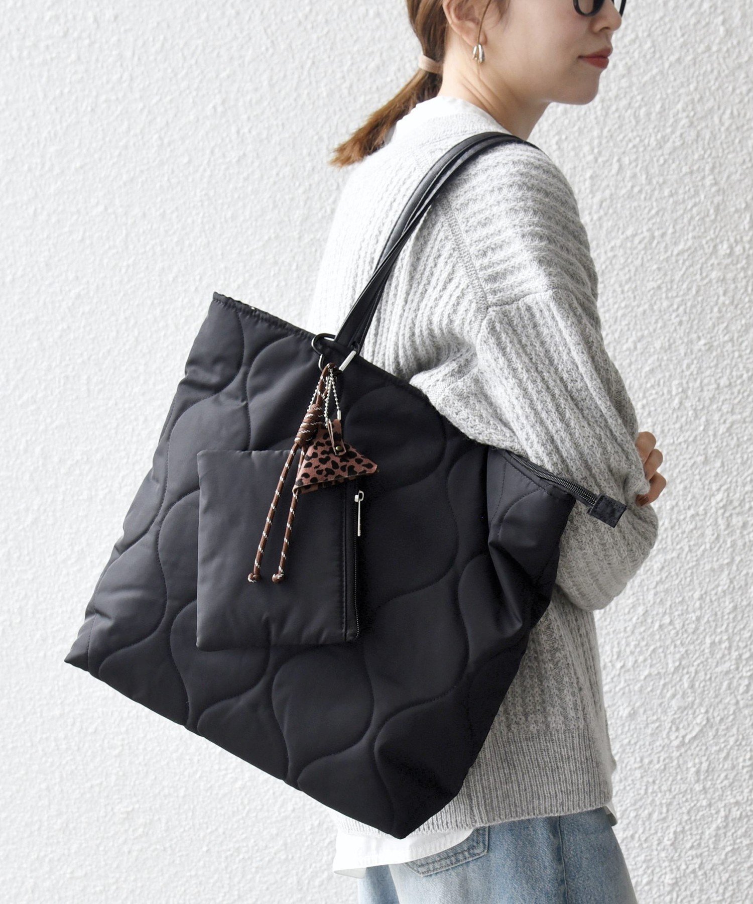 SHIPS any 《予約》SHIPS any: チャーム付き キルティング スクエア A4 トート バッグ シップス バッグ トートバッグ カーキグリーン ブラック【送料無料】のサムネイル