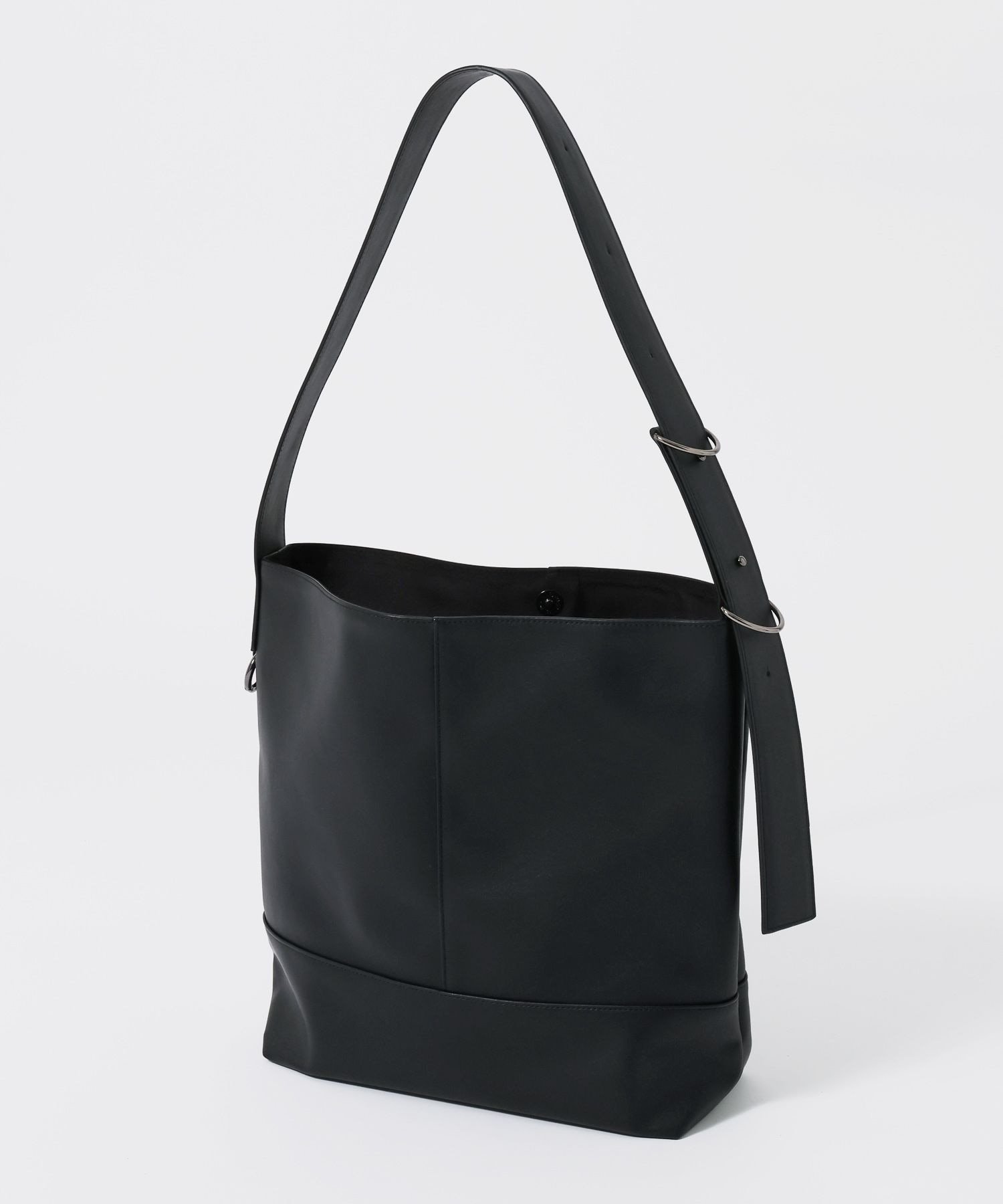 RAGEBLUE（レイジブルー）シンセティックレザー/Dリングショルダートートバッグ収納力抜群のシンセティックレザーバッグA4ファイルやPCも入るので普段使いにおすすめーーー■ポイント前回大人気だったトートをリプロダクトした、新作デザイントートが登場。スムースレザーに生地を変更することで、より上品かつスタイリングに馴染みやすく仕上げました。ストラップにはタックボタンを採用することで「あまり派手過ぎない、だけどちょっとしたデザイン性」を叶えています。A4ファイルやノートパソコンも入る大きさなので、通勤や通学などデイリーユースに最適です。内側にもポケットが付いており、小物の収納にも便利です。アクセサリーやキーホルダーも付けられるように、キーリングパーツもあしらっています。収納口にはスナップボタンが付いているので、物が落ちにくいのも嬉しいポイントです。■素材柔らかで高級感溢れるシンセティックレザーを使用しています。程よい柔らかさなので、重いものを入れても型崩れしにくく、使いやすいです。======容量：大きめ(A4ファイル/ノートPC収納可能)ショルダー：長さ調整可能収納口：ボタンあり外ポケット：あり(小1つ)キーリング：あり======ーーー型番：867111-09-09 SA9280【採寸】F(09)高さ35 幅30 マチ12 持ち手24商品のサイズについて【商品詳細】CHINA素材：表側:合成皮革 裏側:ポリエステルサイズ：F※画面上と実物では多少色具合が異なって見える場合もございます。ご了承ください。商品のカラーについてRAGEBLUE（レイジブルー）シンセティックレザー/Dリングショルダートートバッグ収納力抜群のシンセティックレザーバッグA4ファイルやPCも入るので普段使いにおすすめーーー■ポイント前回大人気だったトートをリプロダクトした、新作デザイントートが登場。スムースレザーに生地を変更することで、より上品かつスタイリングに馴染みやすく仕上げました。ストラップにはタックボタンを採用することで「あまり派手過ぎない、だけどちょっとしたデザイン性」を叶えています。A4ファイルやノートパソコンも入る大きさなので、通勤や通学などデイリーユースに最適です。内側にもポケットが付いており、小物の収納にも便利です。アクセサリーやキーホルダーも付けられるように、キーリングパーツもあしらっています。収納口にはスナップボタンが付いているので、物が落ちにくいのも嬉しいポイントです。■素材柔らかで高級感溢れるシンセティックレザーを使用しています。程よい柔らかさなので、重いものを入れても型崩れしにくく、使いやすいです。======容量：大きめ(A4ファイル/ノートPC収納可能)ショルダー：長さ調整可能収納口：ボタンあり外ポケット：あり(小1つ)キーリング：あり======ーーー型番：867111-09-09 SA9280【採寸】F(09)高さ35 幅30 マチ12 持ち手24商品のサイズについて【商品詳細】CHINA素材：表側:合成皮革 裏側:ポリエステルサイズ：F※画面上と実物では多少色具合が異なって見える場合もございます。ご了承ください。商品のカラーについて