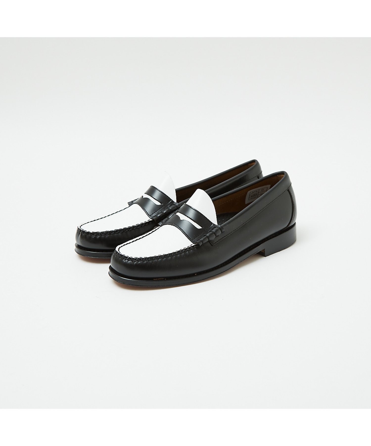 ABAHOUSE（アバハウス）【G.H.BASS】BA11010H LARSON MOC PENNY / ロー従来のモデル11010のクッション性を大幅に向上させた「ヘリテージモデル」という新仕様。立体的なクッションを採用することでさらに快適な履き心地を実現しています。（クッションの影響で表示サイズより若干タイトに感じられる場合があります。）レザーソールもやや厚いものに変更。通気性を保ちながら、フィッティングと強度が向上しています。【G.H.BASS/ジーエイチバス】1876年にアメリカで誕生したG.H.BASSは、ローファーを生んだブランドとして広く知られています。そして、その存在はローファーの代名詞といっても過言ではありません。マッケイ製法で作られたローファーは軽量で、高い屈曲性が大きな利点です。型番：00503062023-8b-47 PM2283【採寸】サイズ:8,日本サイズ:25.5cm,ヒール:2.3cmサイズ:9,日本サイズ:26.5cm,ヒール:2.3cmサイズ:10,日本サイズ:27.5cm,ヒール:2.3cm商品のサイズについて【商品詳細】エルサルバドル素材：牛革サイズ：8、9、10※画面上と実物では多少色具合が異なって見える場合もございます。ご了承ください。商品のカラーについてABAHOUSE（アバハウス）【G.H.BASS】BA11010H LARSON MOC PENNY / ロー従来のモデル11010のクッション性を大幅に向上させた「ヘリテージモデル」という新仕様。立体的なクッションを採用することでさらに快適な履き心地を実現しています。（クッションの影響で表示サイズより若干タイトに感じられる場合があります。）レザーソールもやや厚いものに変更。通気性を保ちながら、フィッティングと強度が向上しています。【G.H.BASS/ジーエイチバス】1876年にアメリカで誕生したG.H.BASSは、ローファーを生んだブランドとして広く知られています。そして、その存在はローファーの代名詞といっても過言ではありません。マッケイ製法で作られたローファーは軽量で、高い屈曲性が大きな利点です。型番：00503062023-8b-47 PM2283【採寸】サイズ:8,日本サイズ:25.5cm,ヒール:2.3cmサイズ:9,日本サイズ:26.5cm,ヒール:2.3cmサイズ:10,日本サイズ:27.5cm,ヒール:2.3cm商品のサイズについて【商品詳細】エルサルバドル素材：牛革サイズ：8、9、10※画面上と実物では多少色具合が異なって見える場合もございます。ご了承ください。商品のカラーについて