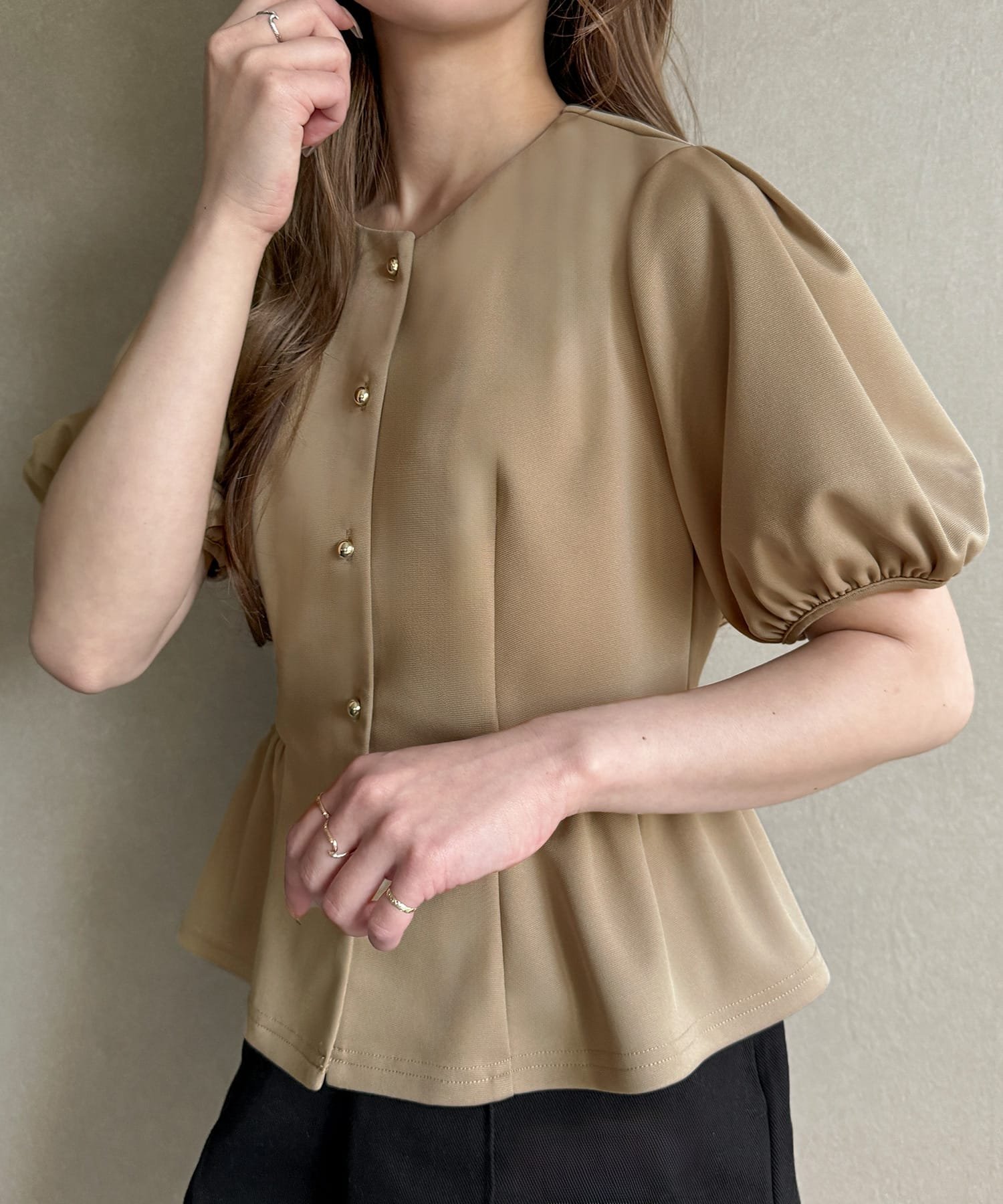 【SALE／77%OFF】JUNOAH 袖タック前開きペプラムブラウス ジュノア トップス シャツ・ブラウス ホワイト ベージュ ブラックのサムネイル