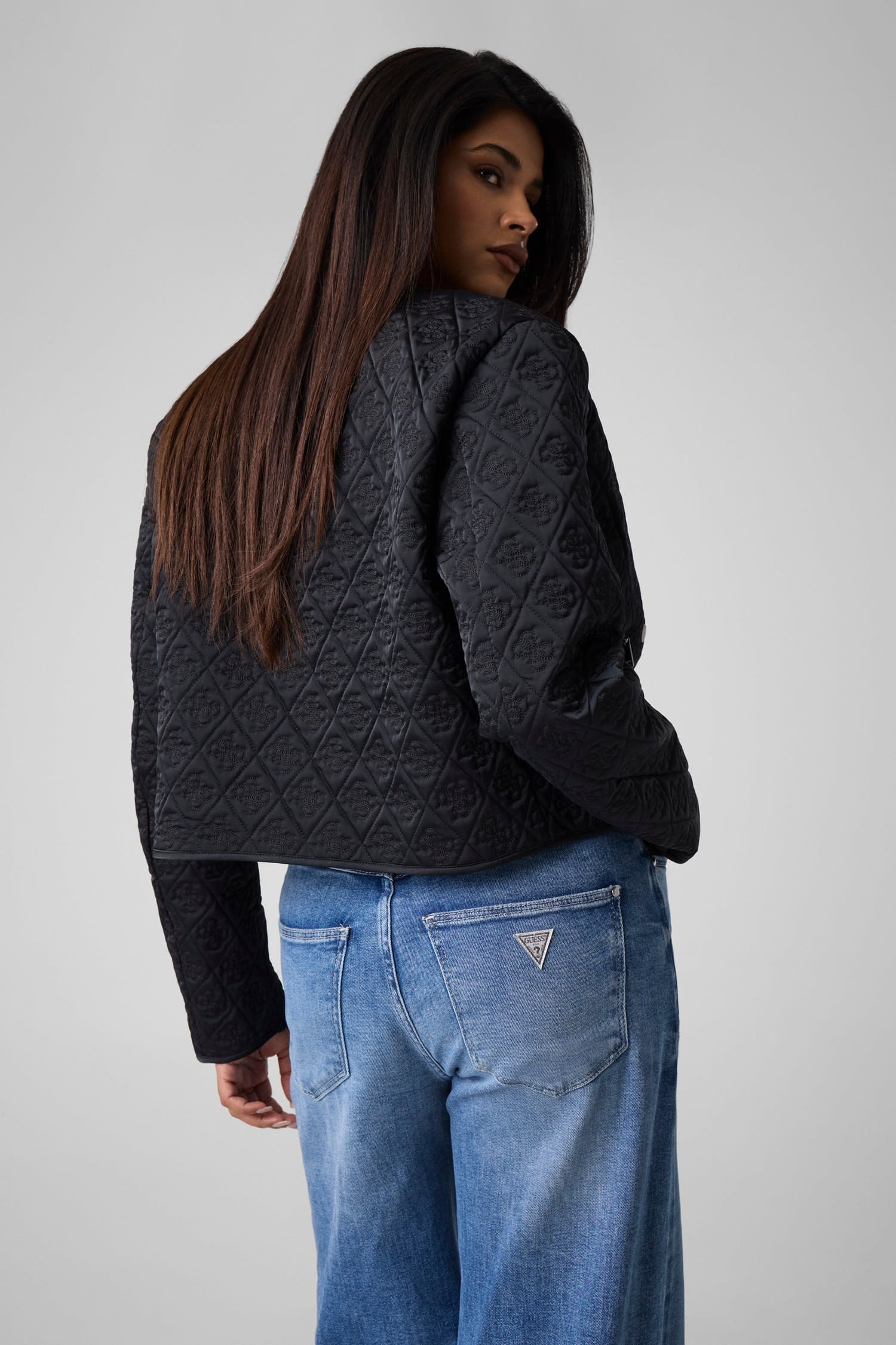 GUESS/(W)EDITH Logo Quilted Jacket ゲス ジャケット・アウター ノーカラージャケット ブラック ホワイト
