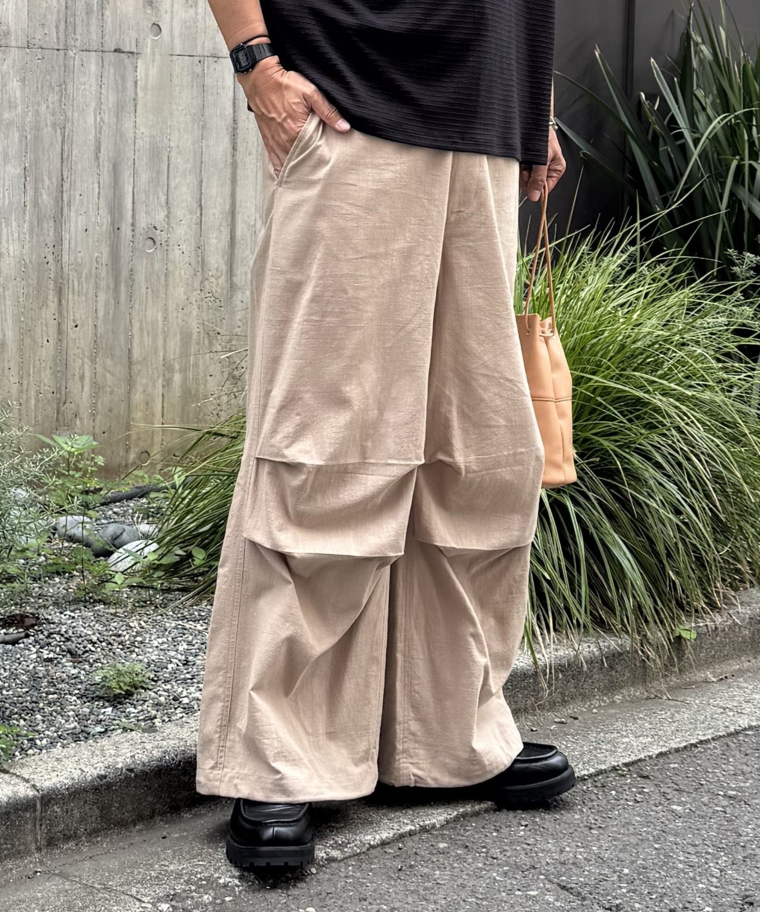 リネンライクパラシュートパンツ コロニー トゥーワンスリーナイン パンツ その他のパンツ ベージュ ブラック