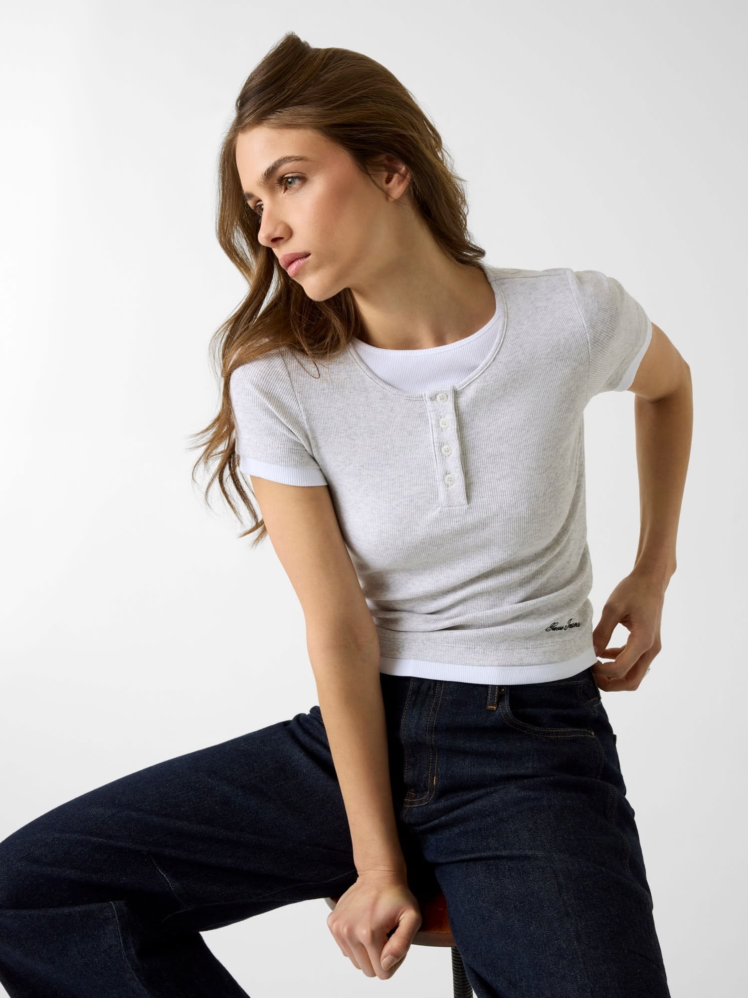 GUESS JEANS/(W)Henley Baby Tee ゲス トップス カットソー・Tシャツ グレー ブラック