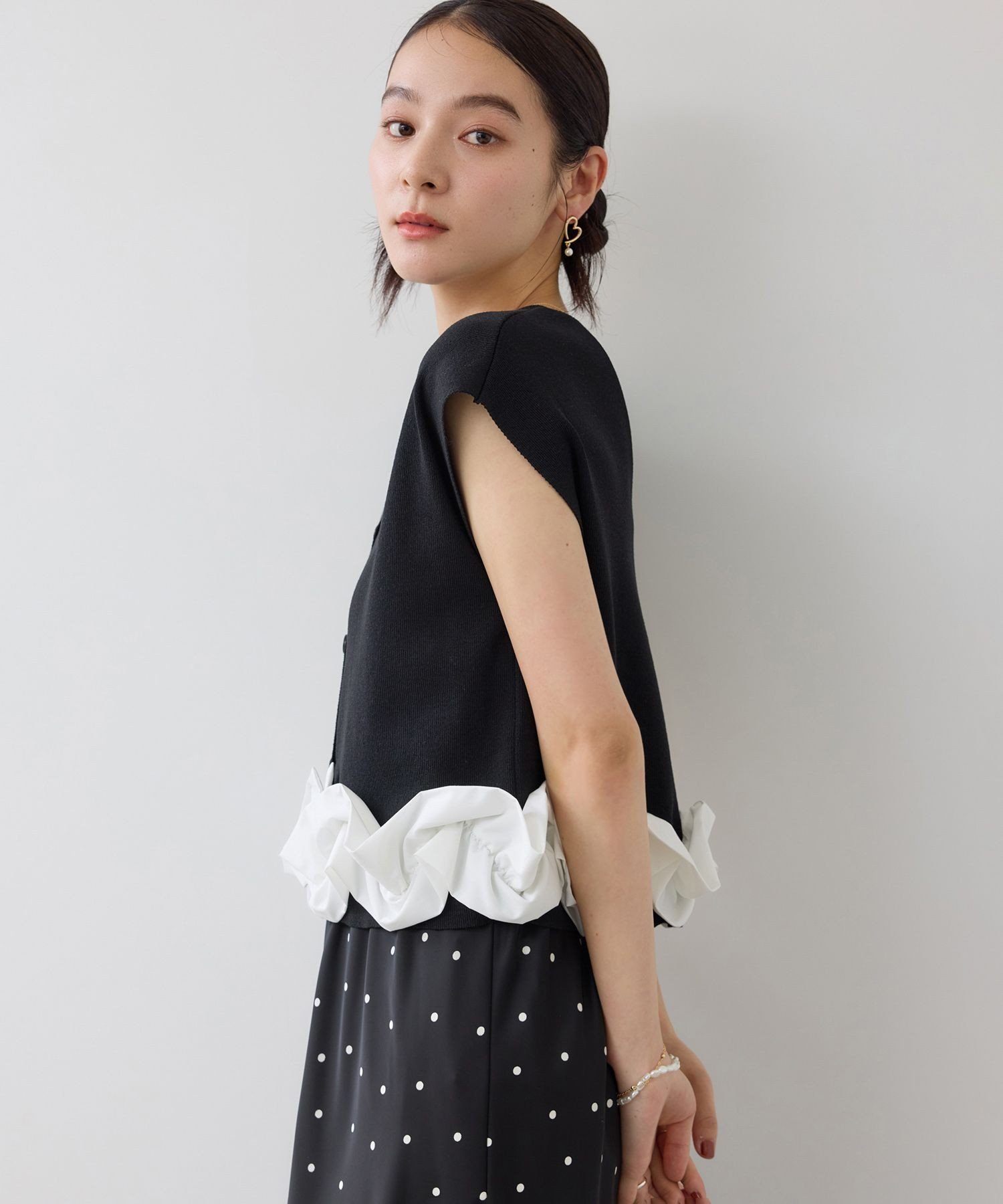 VIS 無地&ドット裾立体フリルドッキングフレンチスリーブトップス ビス トップス ニット ホワイト ブルー ブラック