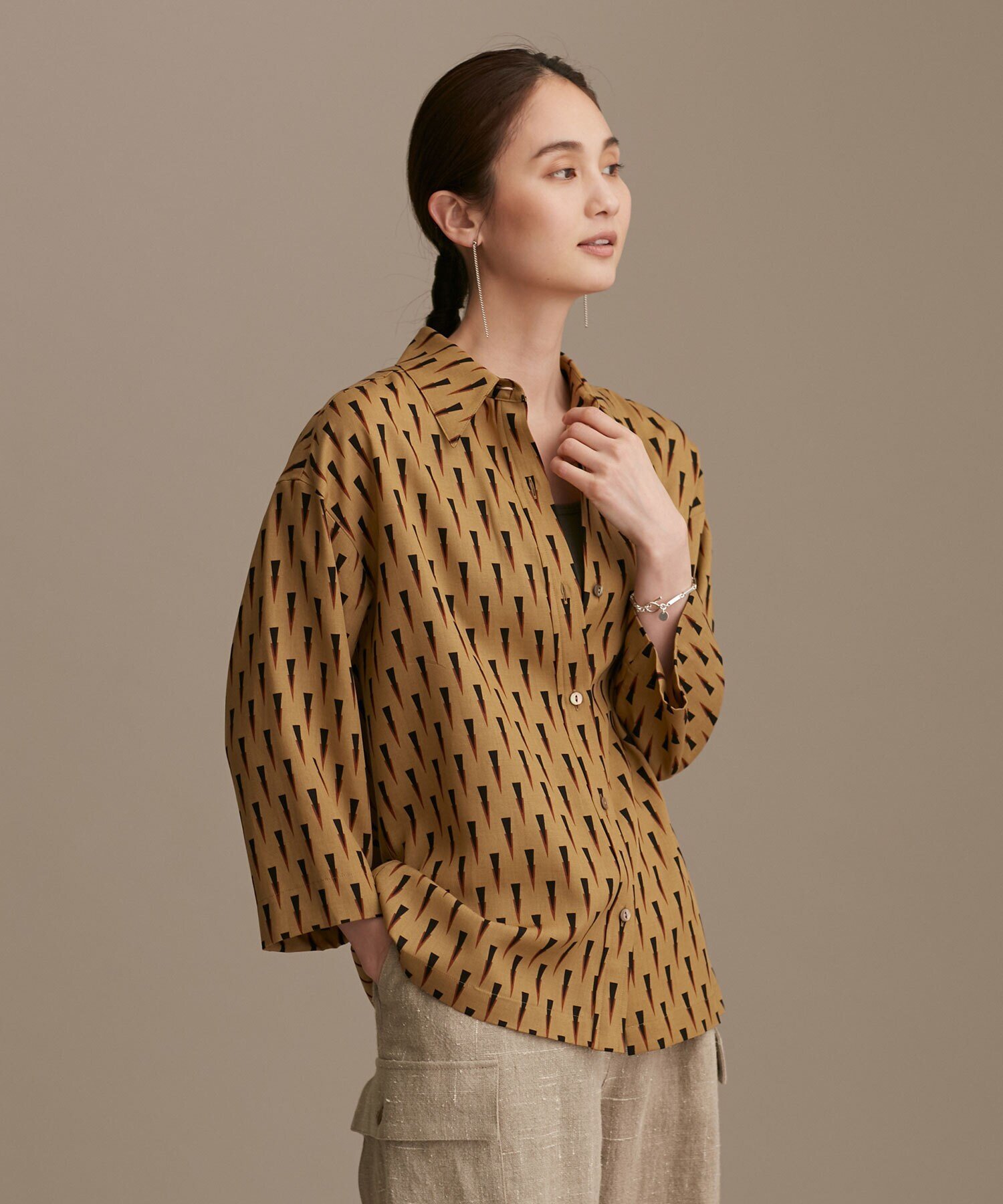 インドネシアのバティック柄の七分袖シャツ。モダンなエスニック柄で、ワイドシルエットがこなれた雰囲気です。カフスが無いすっきりとしたデザインで、袖を折ることでまた違った表情に。