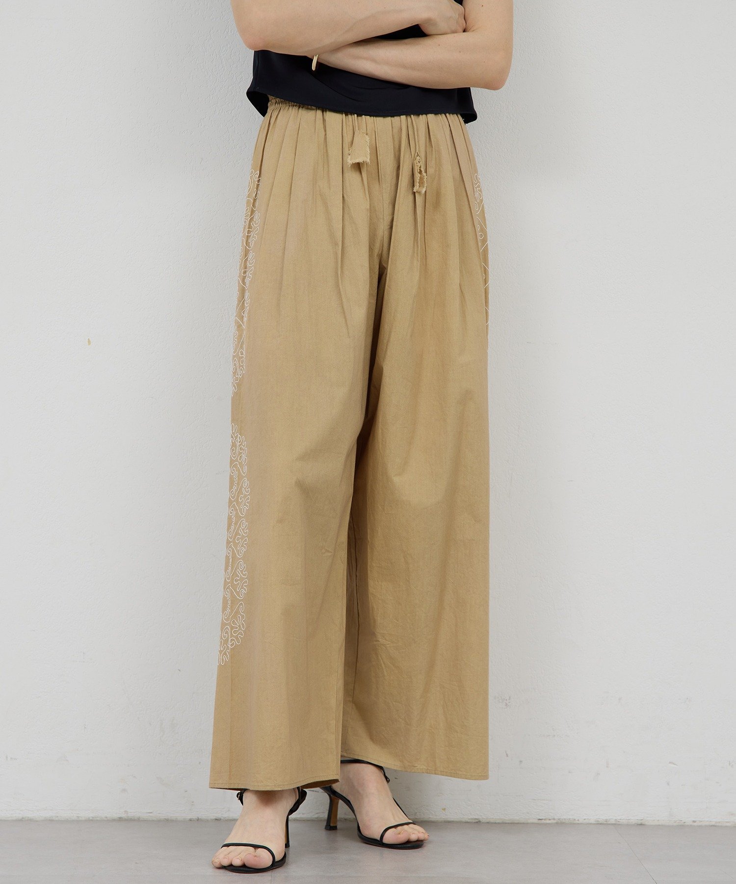 【SALE／20%OFF】GALLARDAGALANTE 【Dhritie】サイドエンブロイダリーパンツ ガリャルダガランテ パンツ その他のパンツ ブラック ベージュ【送料無料】 stylife-15639234 Rakuten Fashion サンプル画像3