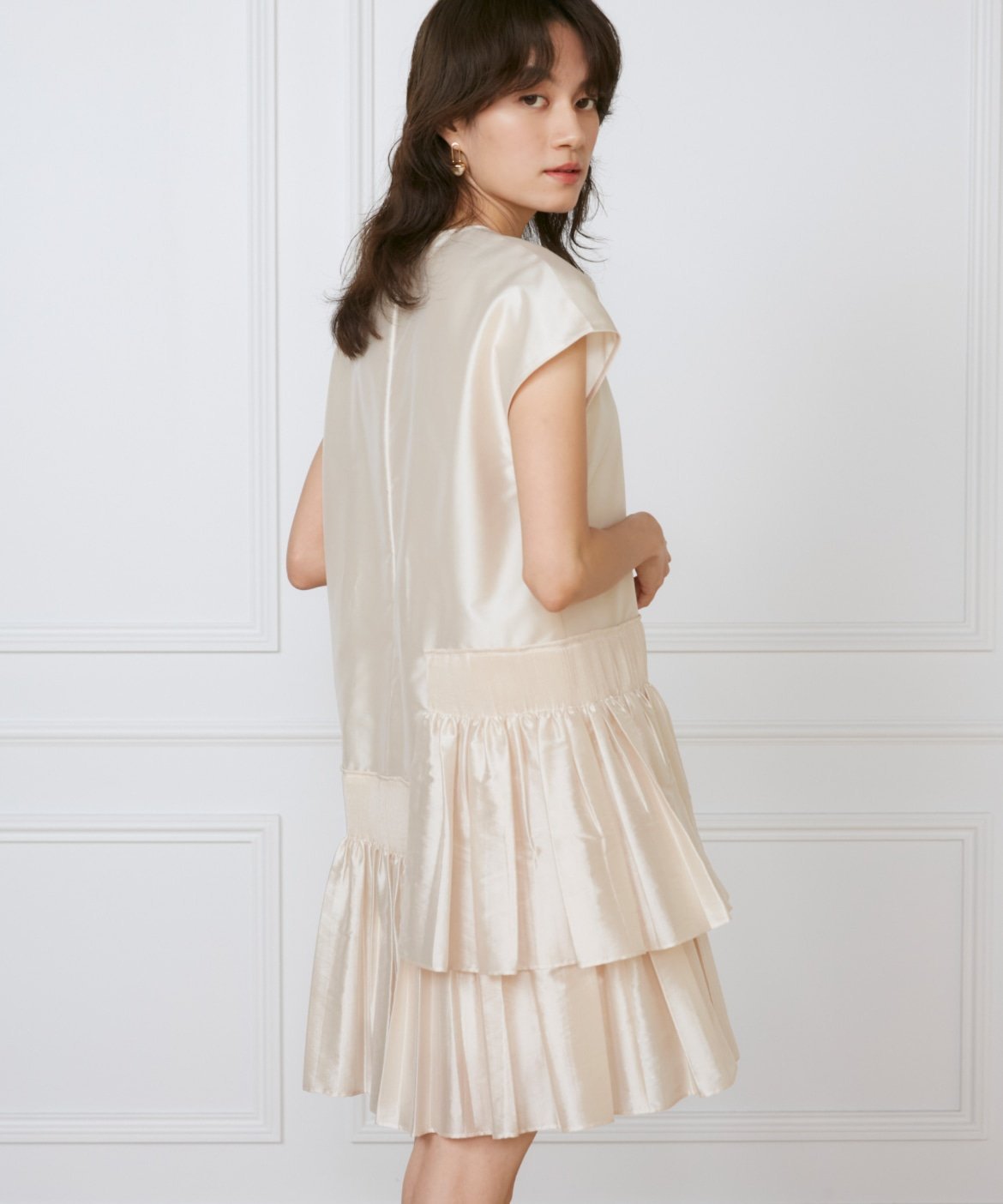 INED シャーリングプリーツワンピース《la veille by SUPERIOR CLOSET》 イネド ワンピース・ドレス その他のワンピース・ドレス ブラック ホワイト