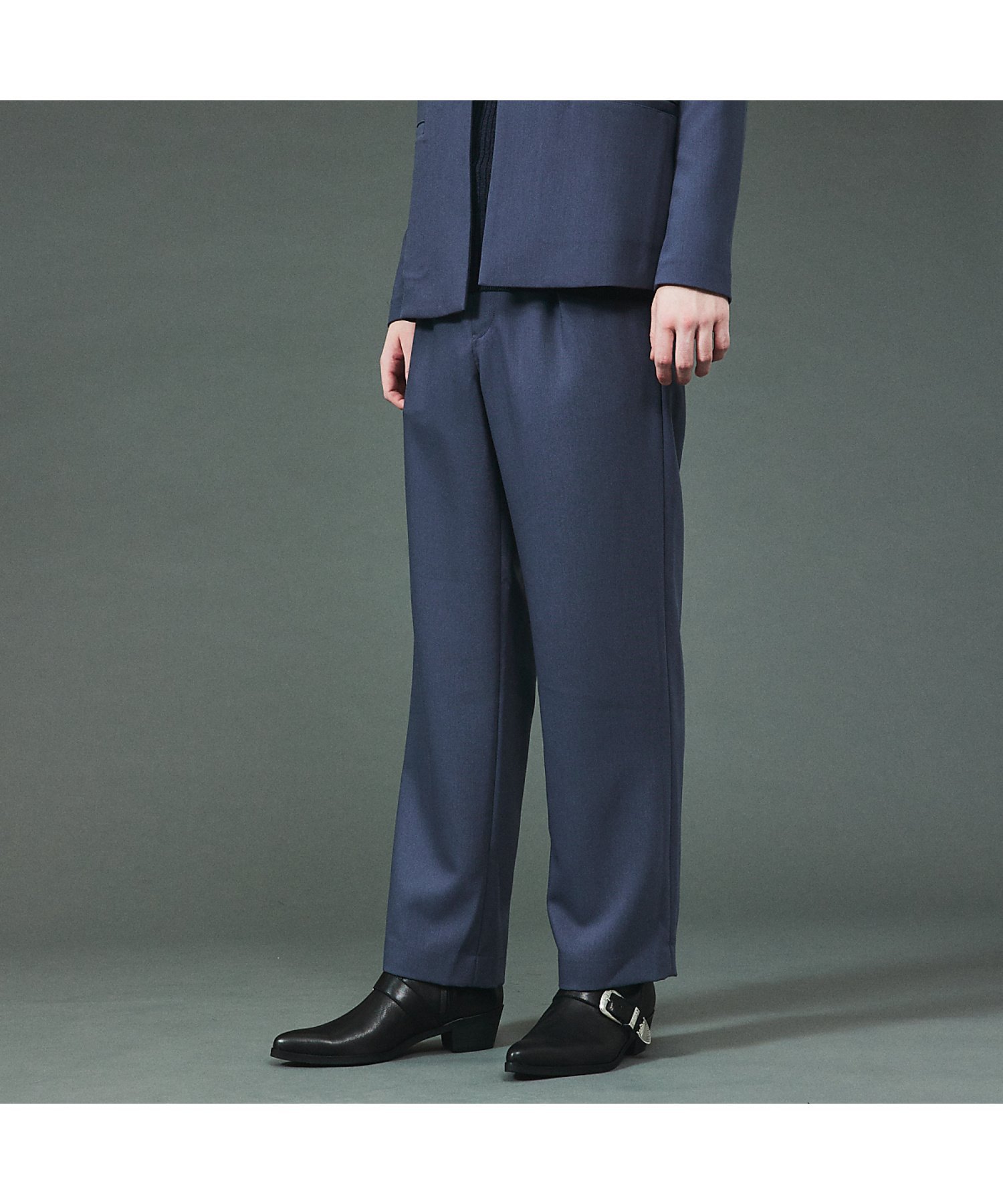 5351POUR LES HOMMES（ゴーサンゴーイチプールオム）【セットアップ対応】TRストレッチ ツイル ストレートパンツ【素材】ドレープ感のあるストレッチ性に優れたポリエステル/レーヨン素材を使用。【デザイン】上品な見た目とリラックス感のあるウール調TR素材を使用したストレートセミワイドシルエットパンツ。腰まわりにワンタックで表情を持たせたトレンド感のあるゆったりシルエットが特徴。同素材を使用したノーカラージャケットと合わせたセットアップも可能に。同素材ジャケット品番：02498082006ブルーグレーモデル：H185B78W64H88着用サイズ：48ブラックモデル：H185B88W74H88着用サイズ：48型番：02498052006-7N-3H MD4293【採寸】サイズ:44,ウエスト:72-88cm,ワタリ:33cm,ヒップ:98cm,裾幅:22cm,股上:26cm,股下:73cmサイズ:46,ウエスト:76-92cm,ワタリ:34cm,ヒップ:102cm,裾幅:22.5cm,股上:26.5cm,股下:74.5cmサイズ:48,ウエスト:80-96cm,ワタリ:35cm,ヒップ:106cm,裾幅:23cm,股上:27cm,股下:76cmサイズ:50,ウエスト:84-101cm,ワタリ:37cm,ヒップ:111cm,裾幅:24cm,股上:27.7cm,股下:76cm商品のサイズについて【商品詳細】中国素材：ポリエステル76% レーヨン18% ポリウレタン6%サイズ：44、46、48、50手洗い可※画面上と実物では多少色具合が異なって見える場合もございます。ご了承ください。商品のカラーについて5351POUR LES HOMMES（ゴーサンゴーイチプールオム）【セットアップ対応】TRストレッチ ツイル ストレートパンツ【素材】ドレープ感のあるストレッチ性に優れたポリエステル/レーヨン素材を使用。【デザイン】上品な見た目とリラックス感のあるウール調TR素材を使用したストレートセミワイドシルエットパンツ。腰まわりにワンタックで表情を持たせたトレンド感のあるゆったりシルエットが特徴。同素材を使用したノーカラージャケットと合わせたセットアップも可能に。同素材ジャケット品番：02498082006ブルーグレーモデル：H185B78W64H88着用サイズ：48ブラックモデル：H185B88W74H88着用サイズ：48型番：02498052006-7N-3H MD4293【採寸】サイズ:44,ウエスト:72-88cm,ワタリ:33cm,ヒップ:98cm,裾幅:22cm,股上:26cm,股下:73cmサイズ:46,ウエスト:76-92cm,ワタリ:34cm,ヒップ:102cm,裾幅:22.5cm,股上:26.5cm,股下:74.5cmサイズ:48,ウエスト:80-96cm,ワタリ:35cm,ヒップ:106cm,裾幅:23cm,股上:27cm,股下:76cmサイズ:50,ウエスト:84-101cm,ワタリ:37cm,ヒップ:111cm,裾幅:24cm,股上:27.7cm,股下:76cm商品のサイズについて【商品詳細】中国素材：ポリエステル76% レーヨン18% ポリウレタン6%サイズ：44、46、48、50手洗い可※画面上と実物では多少色具合が異なって見える場合もございます。ご了承ください。商品のカラーについて