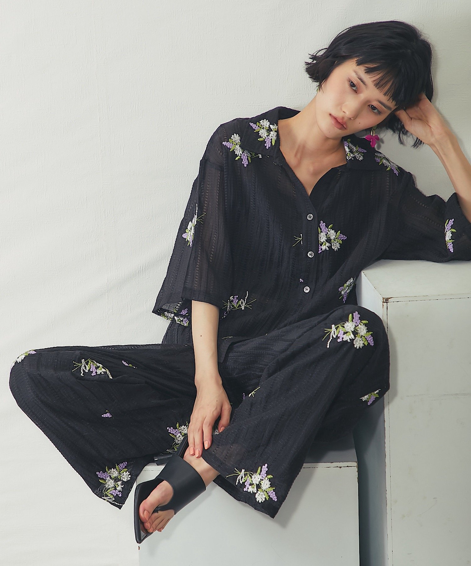 花刺繍シアーストライプスキッパーシャツ スマイルオーキッド トップス シャツ・ブラウス ホワイト ブラック