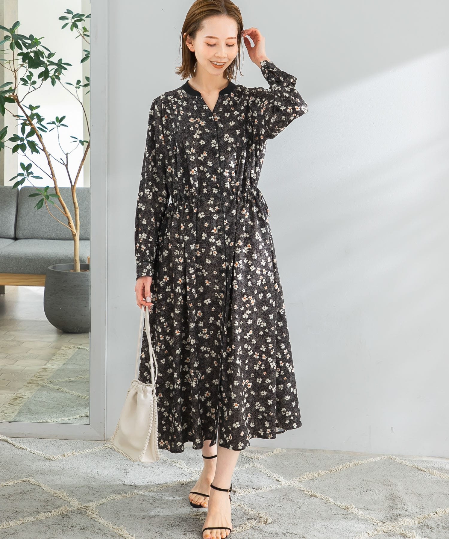 【SALE／50%OFF】ROSSO ラインフラワーVネックワンピース アーバンリサーチロッソ ワンピース・ドレス ワンピース ブラック ベージュ【送料無料】のサムネイル