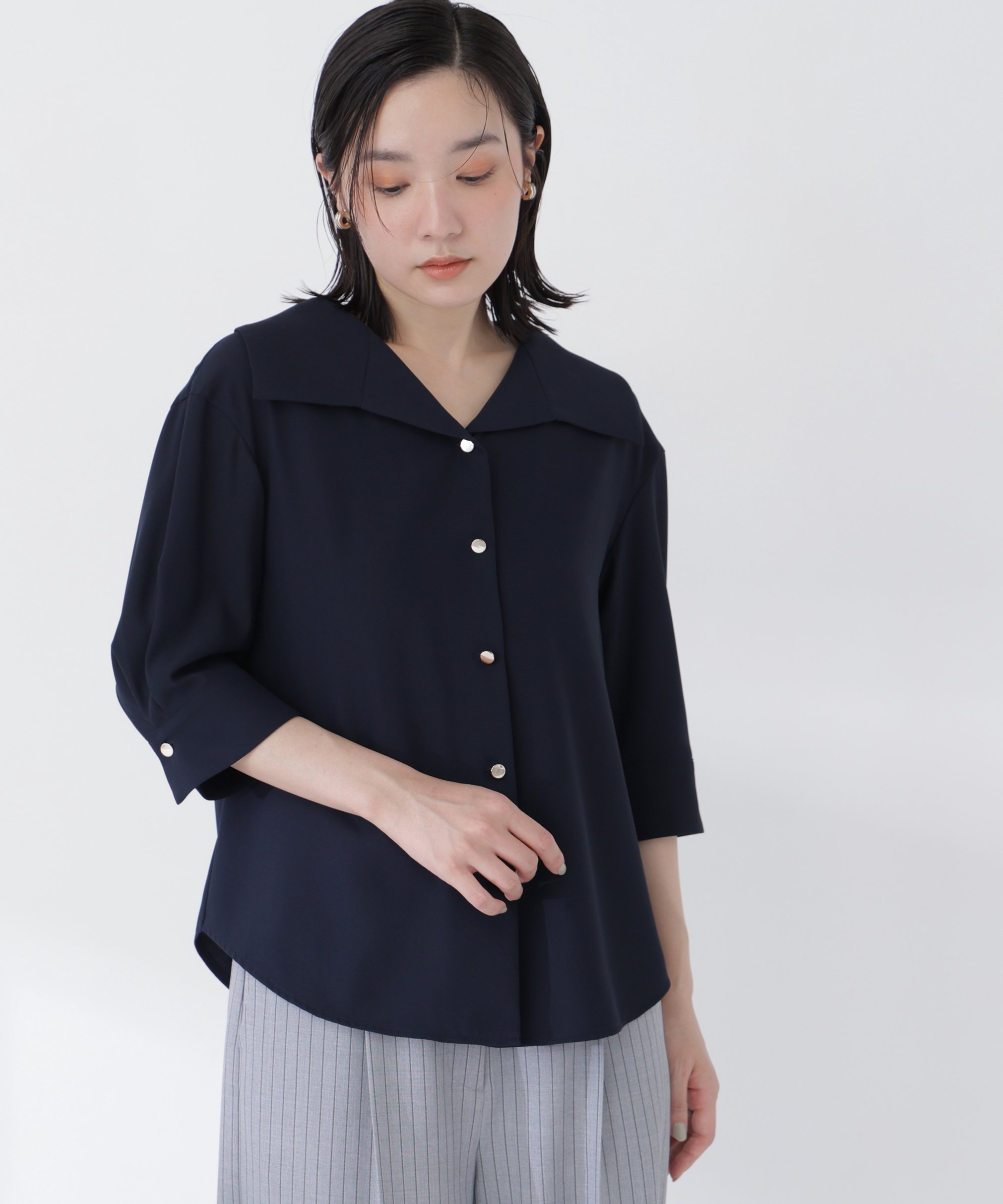 NATURAL BEAUTY BASIC オープンカラーゴールドボタンブラウス ナチュラルビューティベーシック トップス シャツ・ブラウス ネイビー ホワイト ゴールド