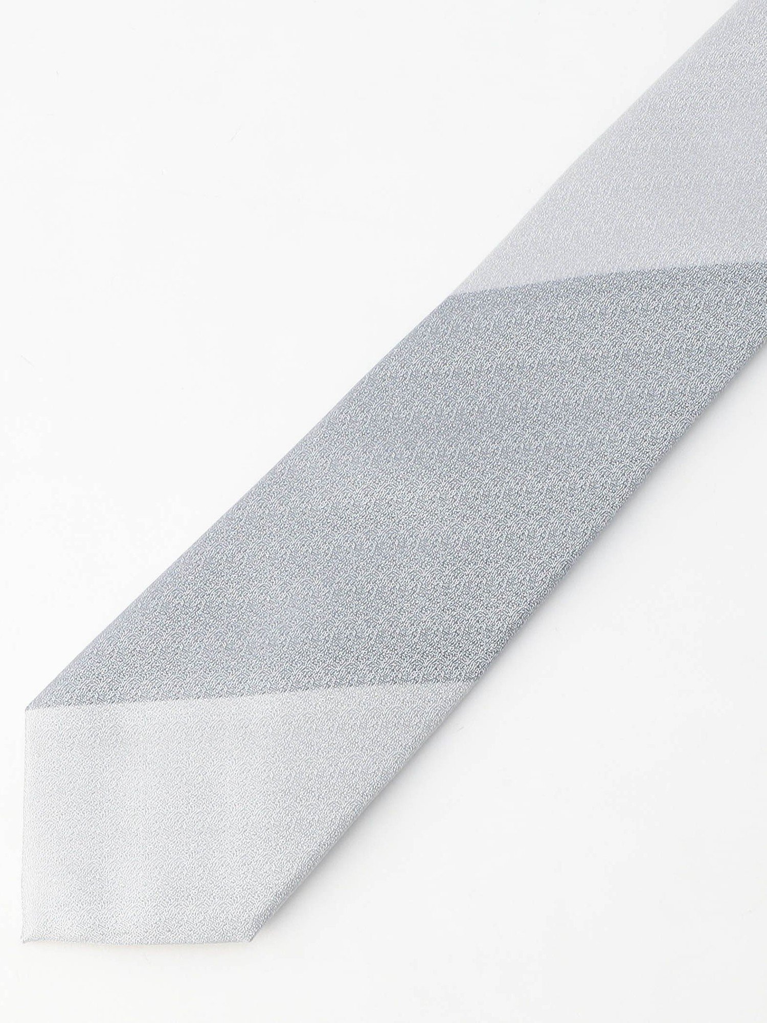 NICOLE（ニコル）ワイドストライプ ネクタイワイドストライプネクタイ■素材シルク100%シックなカラーリングのワイドストライプジャカード生地を採用しました。■デザイン剣先8.0cmレギュラータイプ。ベーシックな柄ながらインパクトある胸元...