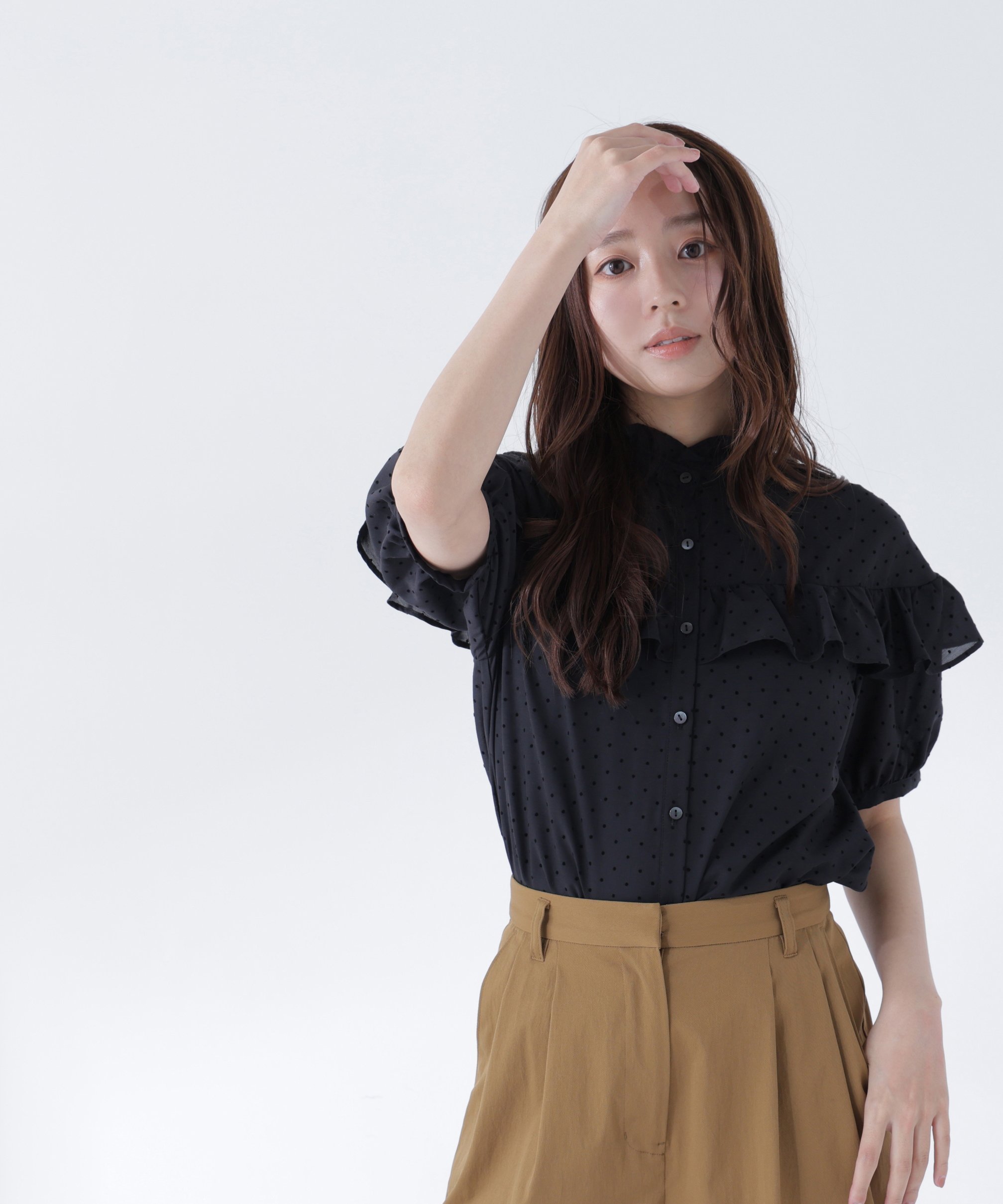 NATURAL BEAUTY BASIC フロッキードットフリルブラウス ナチュラルビューティベーシック トップス シャツ・ブラウス ブラック