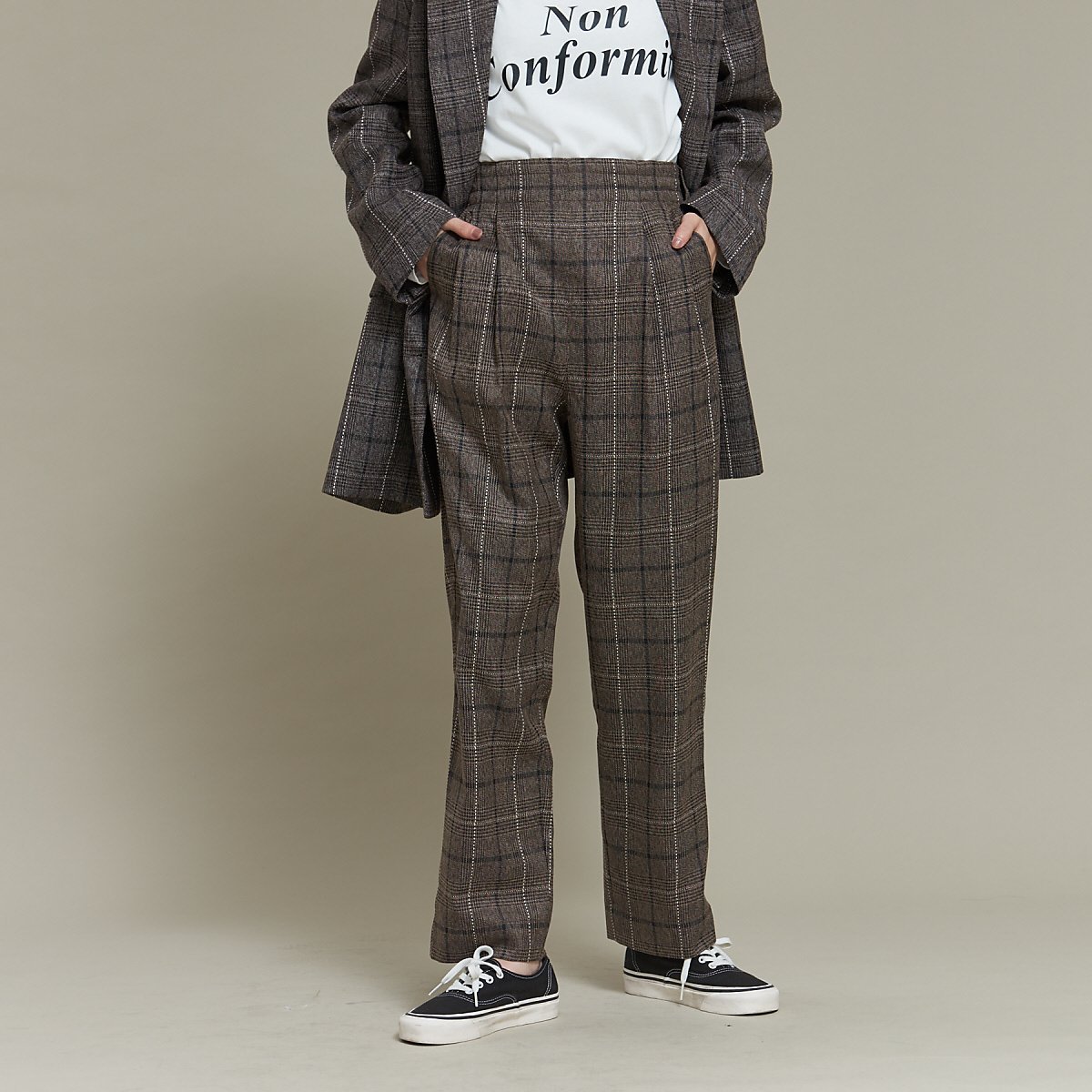 NOMINE 【セットアップ可能】チェックタックパンツ ノミネ パンツ スラックス・ドレスパンツ ブラウン グレー
