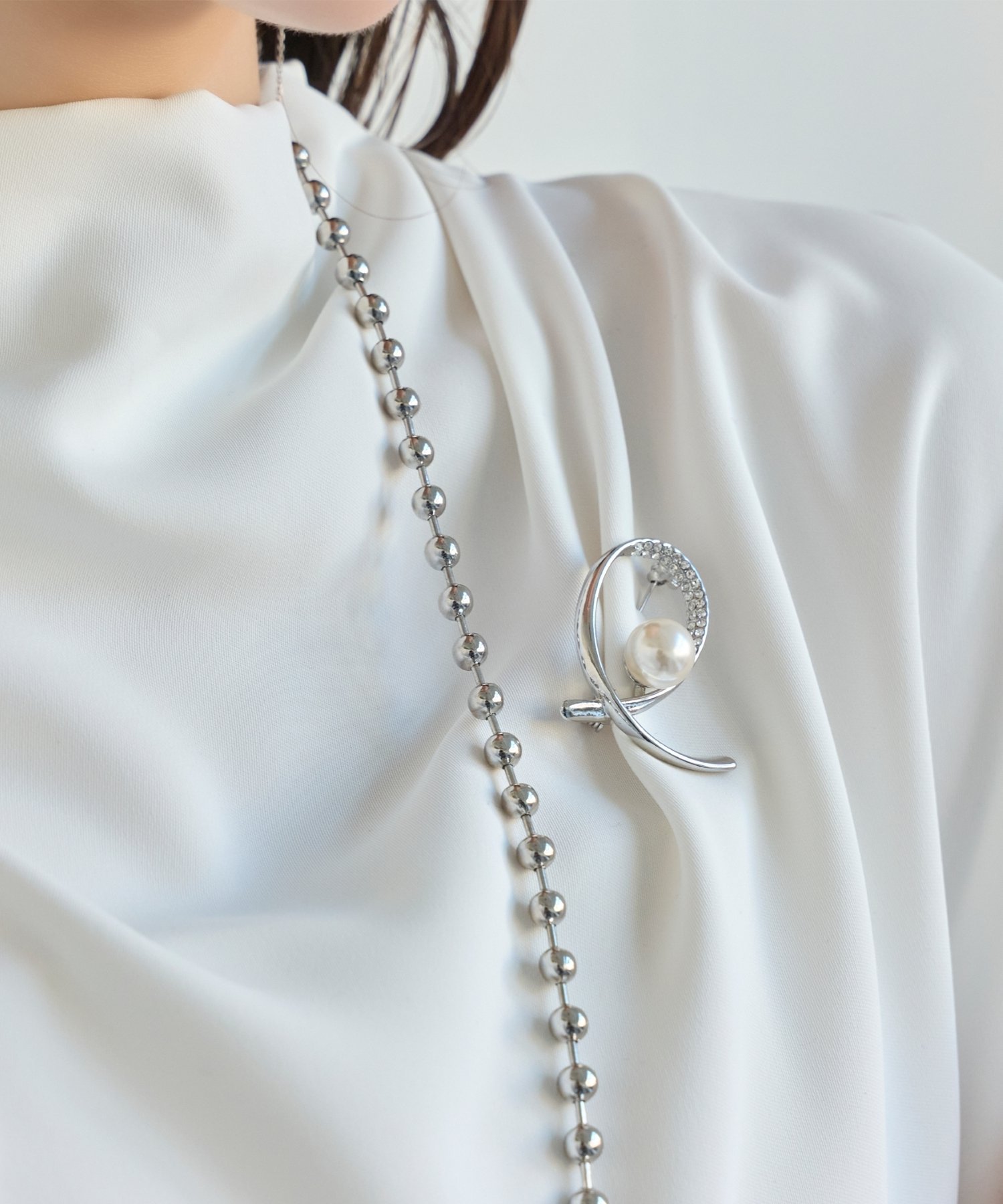 Phoebe クロスカーブパールビジューブローチ シルバー ジュエルアディクト アクセサリー・腕時計 ブローチ・コサージュ・バッジ シルバー