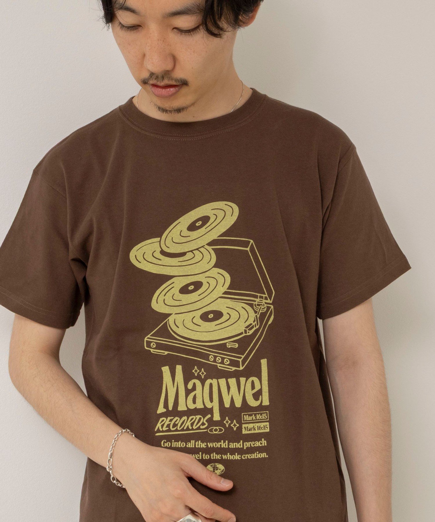 MAQWEL 【MAQWEL/マクウェル】ウォッシャブル Maqwel RECORDS オープンエンドプリントTシャツ ノーリーズ トップス カットソー・Tシャツ ブラウン ホワイト