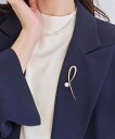 Phoebe スタイリッシュクロスカーブパールブローチ ゴールド ジュエルアディクト アクセサリー・腕時計 ブローチ・コサージュ・バッジ ゴールド