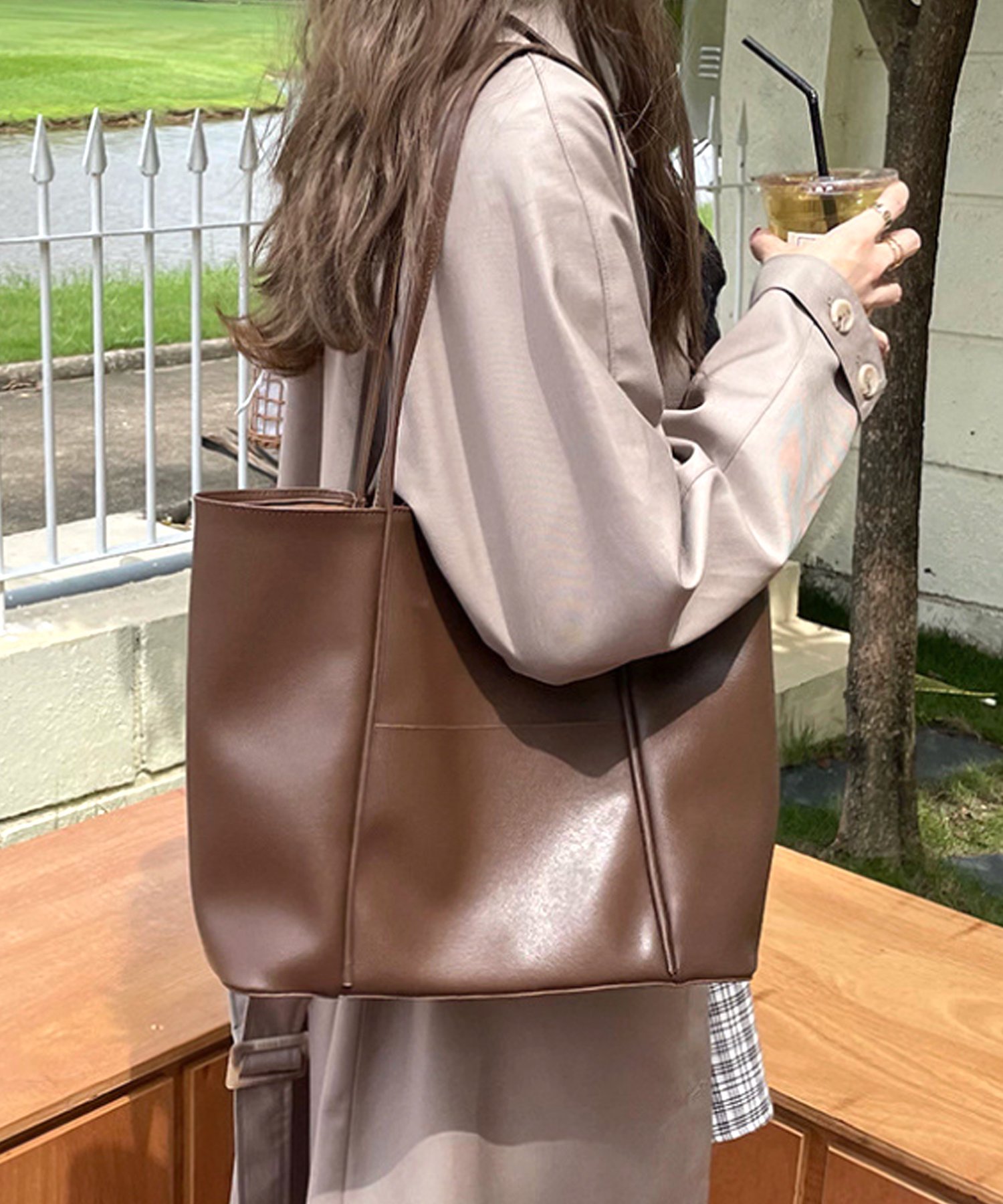 【SALE／56%OFF】Amulet 【Amulet】ポーチ付きフェイクレザーバッグ アミュレット バッグ トートバッグ ホワイト ブラック ブラウンのサムネイル