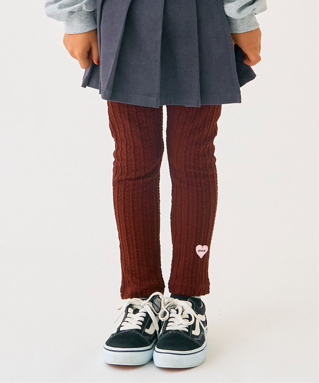 NARUMIYA ONLINE（ナルミヤオンライン）ケーブルレギンスケーブル編みのような立体的な柄がポイントのレギンスです。裾部分にあしらった小さなハートのワッペンが可愛いアクセント。伸縮性のある素材で肌触りも良く、快適なはき心地に心惹かれます。ウエストはゴム仕様になっており、程よいフィット感で日常使いにぴったりです。※掲載画像の商品の色味は、光の照射や角度により実物と色味が異なる場合がございます。また表示のサイズ感と実物は若干異なる場合もございますので、予めご了承ください。【おすすめの着用時期は秋冬シーズン】アイボリー：モデル身長：120cm着用サイズ：120cm ピンク ：モデル身長：120cm着用サイズ：120cm ワイン ：モデル身長：120cm着用サイズ：120cm ミディアム グレー：モデル身長：114cm着用サイズ：120cm型番：4353103-70-02 QP0308【採寸】サイズウエスト股上股下裾周り90cm42192816100cm44203417110cm46214018120cm48224619130cm50235220140cm522458.521.3商品のサイズについて【商品詳細】中国素材：ポリエステル65%綿30%ポリウレタン5%サイズ：90cm、100cm、110cm、120cm、130cm、140cm洗濯方法は商品タグをご確認ください※画面上と実物では多少色具合が異なって見える場合もございます。ご了承ください。商品のカラーについて 【予約商品について】 ※「先行予約販売中」「予約販売中」をご注文の際は予約商品についてをご確認ください。■重要なお知らせ※ 当店では、ギフト配送サービス及びラッピングサービスを行っておりません。ラッピング・ギフト配送について同時に複数の商品を注文された場合メーカー希望小売価格についてご利用ガイドNARUMIYA ONLINE（ナルミヤオンライン）ケーブルレギンスケーブル編みのような立体的な柄がポイントのレギンスです。裾部分にあしらった小さなハートのワッペンが可愛いアクセント。伸縮性のある素材で肌触りも良く、快適なはき心地に心惹かれます。ウエストはゴム仕様になっており、程よいフィット感で日常使いにぴったりです。※掲載画像の商品の色味は、光の照射や角度により実物と色味が異なる場合がございます。また表示のサイズ感と実物は若干異なる場合もございますので、予めご了承ください。【おすすめの着用時期は秋冬シーズン】アイボリー：モデル身長：120cm着用サイズ：120cm ピンク ：モデル身長：120cm着用サイズ：120cm ワイン ：モデル身長：120cm着用サイズ：120cm ミディアム グレー：モデル身長：114cm着用サイズ：120cm型番：4353103-70-02 QP0308【採寸】サイズウエスト股上股下裾周り90cm42192816100cm44203417110cm46214018120cm48224619130cm50235220140cm522458.521.3商品のサイズについて【商品詳細】中国素材：ポリエステル65%綿30%ポリウレタン5%サイズ：90cm、100cm、110cm、120cm、130cm、140cm洗濯方法は商品タグをご確認ください※画面上と実物では多少色具合が異なって見える場合もございます。ご了承ください。商品のカラーについて