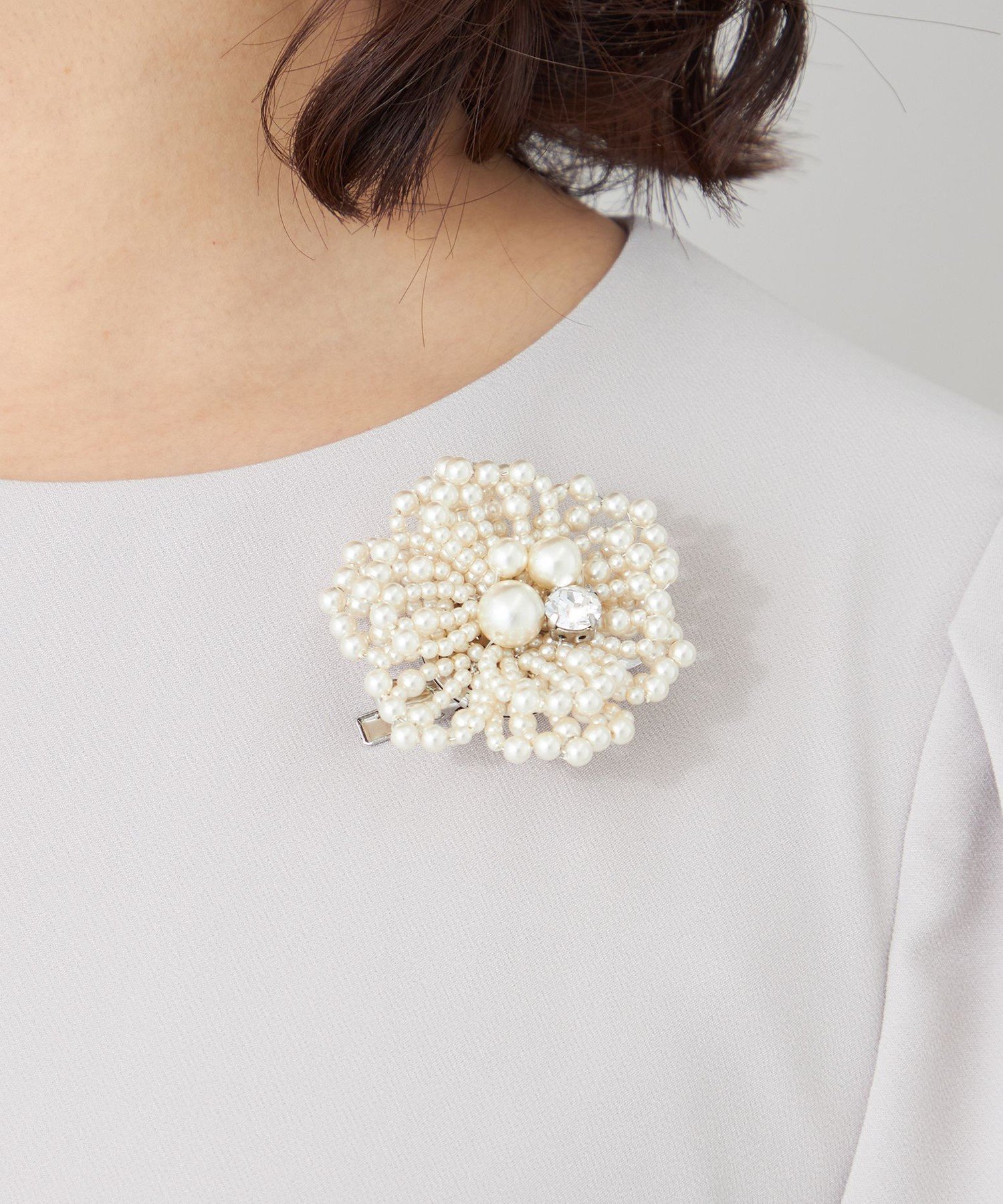 TO BE CHIC フラワーブローチ トゥー ビー シック アクセサリー・腕時計 ブローチ・コサージュ・バッジ ホワイト グレー【送料無料】