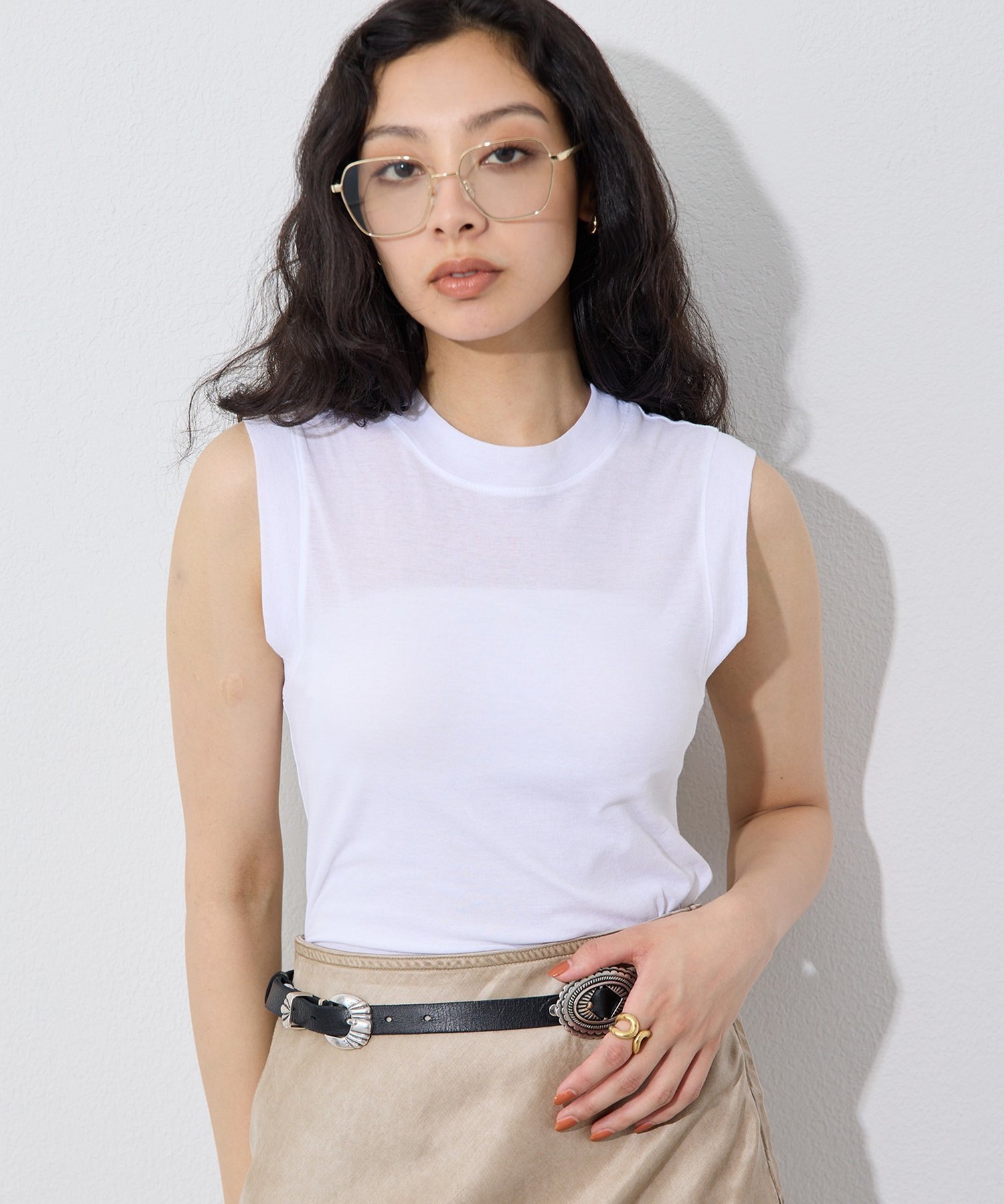 Whim Gazette（ウィム ガゼット）シアーストレッチノースリーブプルオーバー【2026SS】様々なスタイリングにプラスしやすい、大人のシアーノースリ■程よいシアー感が上品なシアーノースリーブプルオーバー。■清涼感・キックバック性に優れた快適な着心地が魅力。■やや太めの付属使いがアクセントになっており、シンプルな中にも程よい存在感のある一枚。■肩幅はややジャスト気味で、全体的にすっきりしつつも窮屈すぎないバランスに。■レイヤードスタイルとの相性が良く、シャツやアウターのインナーとして透け感を活かした抜けのあるコーデに。■一枚でもサマになり、季節の変わり目にも重宝する万能アイテム。【COLOR】オフホワイト：爽やかな印象をプラスするオフホワイト。ブラック：重くならず軽やかに楽しめるシアーブラック。【MATERIAL】ふんわりとしたシャリ感が特徴の「80/-シアーストレッチフライス」。ガス焼き工程を施した80番手の強撚綿糸を使用した、高い伸縮性とキックバック性を備えた日本製の綿100%シアー素材。----------------------------------------------------洗濯方法：手洗い可透け感：あり裏地：なし伸縮性：あり光沢感：なし----------------------------------------------------【注意事項】・画像の商品はサンプルです。実際の商品と仕様、加工が若干異なる場合があります。また 、パソコンやスマートフォンのモニター環境などにより、色味が違って見える場合があります。・店頭及び屋外での撮影画像は、光の当たり具合で色味が違って見える場合があります。商品の色味は、スタジオ撮影の画像をご参照ください。・入荷状況により、お届け予定が前後する場合があります。・お客様への発送が店頭販売より遅れる場合があります。・追加生産商品は、一部の店舗、通販で販売中の場合があります。予めご了承下さい。型番：WGZ1061506A0007-n-2 SC1310【採寸】サイズ着丈袖丈肩幅胸囲総丈F62-3576-商品のサイズについて【商品詳細】日本素材：綿 100%サイズ：F※画面上と実物では多少色具合が異なって見える場合もございます。ご了承ください。商品のカラーについてWhim Gazette（ウィム ガゼット）シアーストレッチノースリーブプルオーバー【2026SS】様々なスタイリングにプラスしやすい、大人のシアーノースリ■程よいシアー感が上品なシアーノースリーブプルオーバー。■清涼感・キックバック性に優れた快適な着心地が魅力。■やや太めの付属使いがアクセントになっており、シンプルな中にも程よい存在感のある一枚。■肩幅はややジャスト気味で、全体的にすっきりしつつも窮屈すぎないバランスに。■レイヤードスタイルとの相性が良く、シャツやアウターのインナーとして透け感を活かした抜けのあるコーデに。■一枚でもサマになり、季節の変わり目にも重宝する万能アイテム。【COLOR】オフホワイト：爽やかな印象をプラスするオフホワイト。ブラック：重くならず軽やかに楽しめるシアーブラック。【MATERIAL】ふんわりとしたシャリ感が特徴の「80/-シアーストレッチフライス」。ガス焼き工程を施した80番手の強撚綿糸を使用した、高い伸縮性とキックバック性を備えた日本製の綿100%シアー素材。----------------------------------------------------洗濯方法：手洗い可透け感：あり裏地：なし伸縮性：あり光沢感：なし----------------------------------------------------【注意事項】・画像の商品はサンプルです。実際の商品と仕様、加工が若干異なる場合があります。また 、パソコンやスマートフォンのモニター環境などにより、色味が違って見える場合があります。・店頭及び屋外での撮影画像は、光の当たり具合で色味が違って見える場合があります。商品の色味は、スタジオ撮影の画像をご参照ください。・入荷状況により、お届け予定が前後する場合があります。・お客様への発送が店頭販売より遅れる場合があります。・追加生産商品は、一部の店舗、通販で販売中の場合があります。予めご了承下さい。型番：WGZ1061506A0007-n-2 SC1310【採寸】サイズ着丈袖丈肩幅胸囲総丈F62-3576-商品のサイズについて【商品詳細】日本素材：綿 100%サイズ：F※画面上と実物では多少色具合が異なって見える場合もございます。ご了承ください。商品のカラーについて