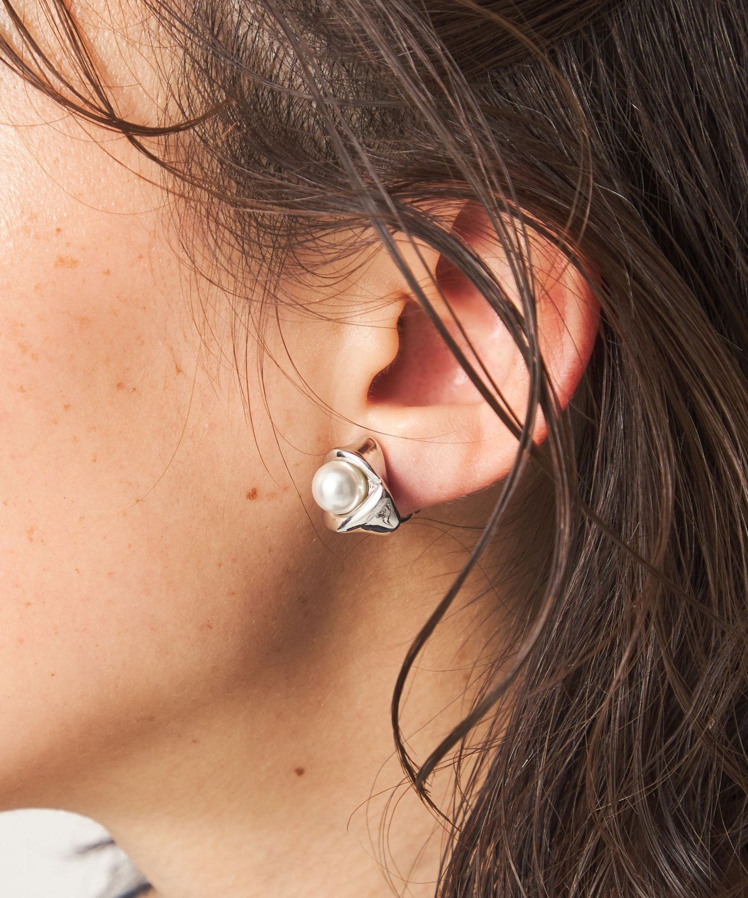 UNITED ARROWS green label relaxing Wrap フェイクパール イヤリング ユナイテッドアローズ グリーンレーベルリラクシング アクセサリー・腕時計 イヤリング・イヤーカフ シルバー ゴールド